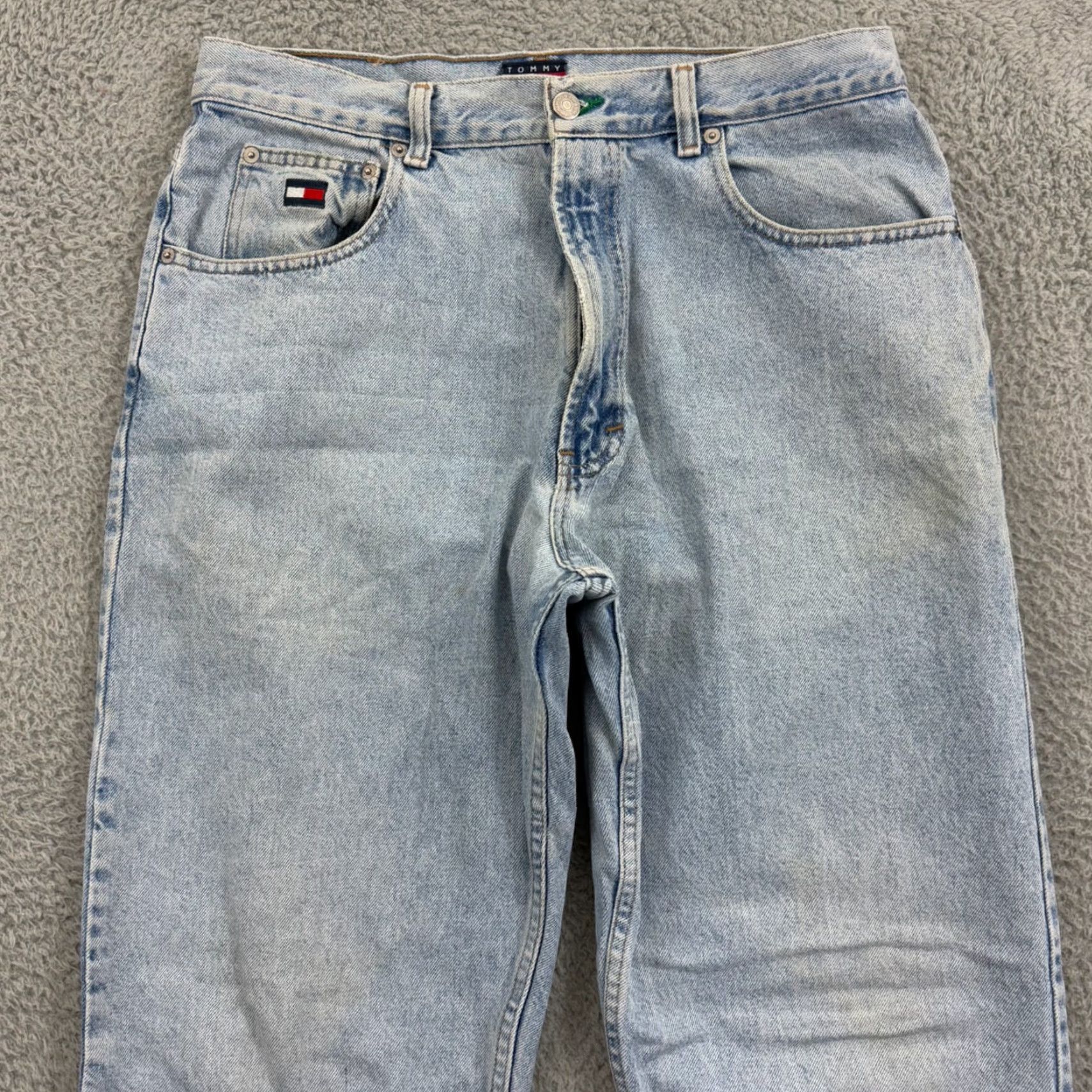 Tommy Hilfiger VINTAGE Tommy Hilfiger Jeans Mens 34x32 Baggy Loose Fit 90s Denim Light Washed Blue Cotton 5-Pocket Logo Mens Size US 34 / EU 50 - 3 Thumbnail