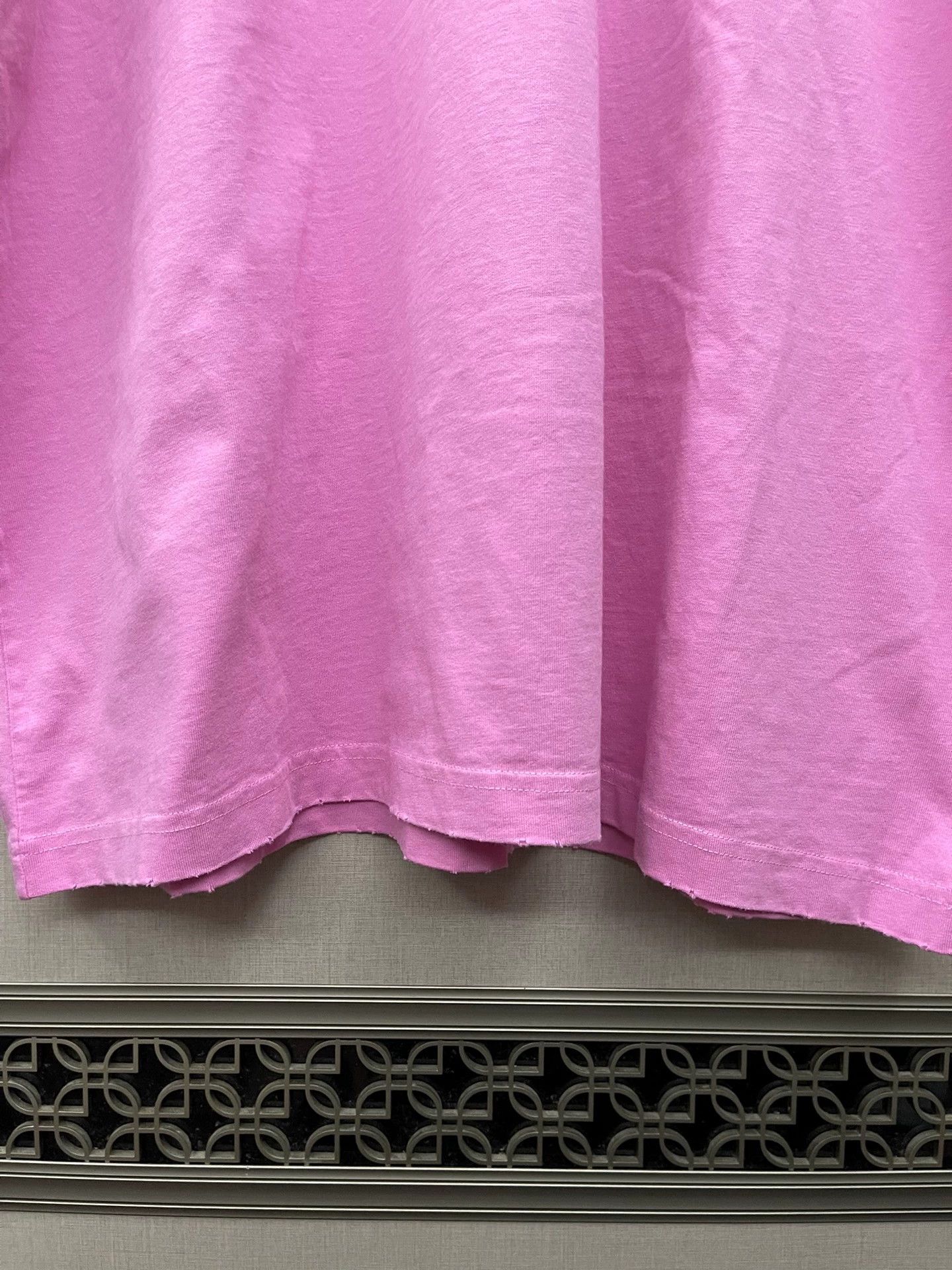 Balenciaga Balenciaga 22fw distressed pink cracked logo Tee S Size US S / EU 44-46 / 1 - 6 Thumbnail