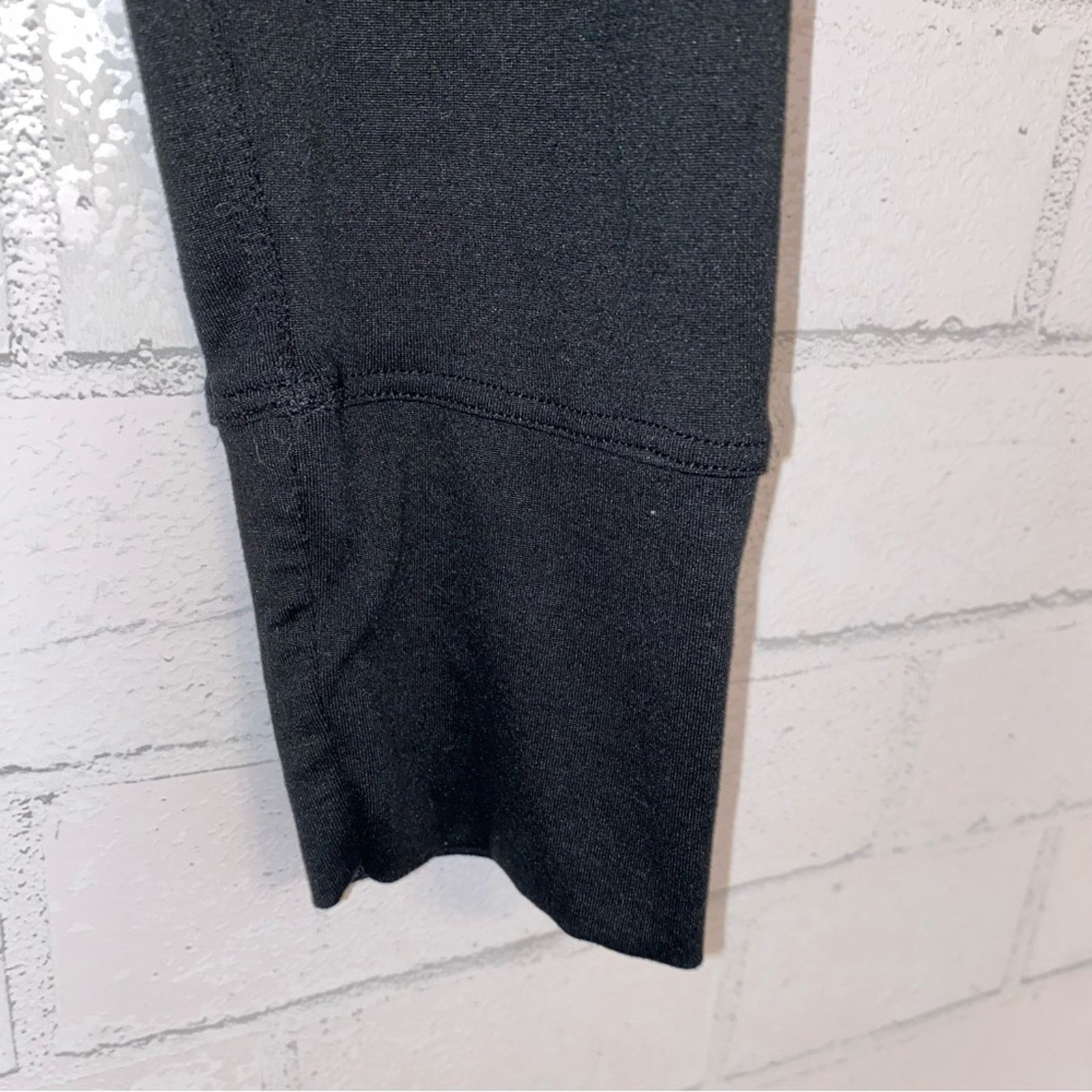 Vuori VUORI $85 LUX Long Sleeve Crop Mock Tee Blk MEDIUM EUC Size M / US 6-8 / IT 42-44 - 9 Thumbnail