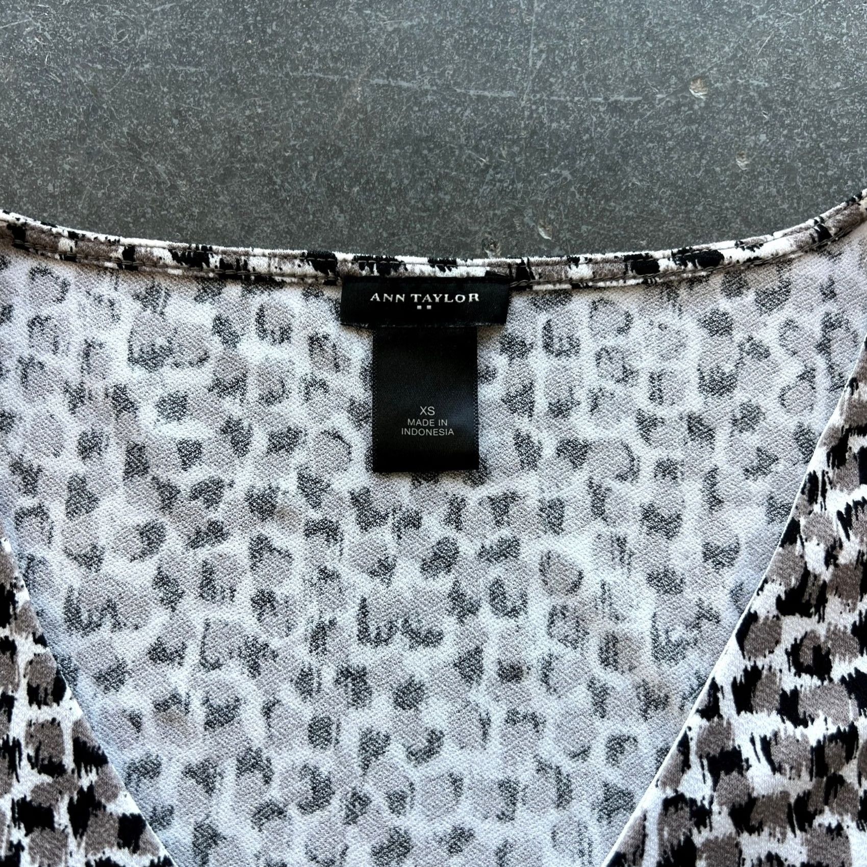 Ann Taylor VINTAGE Ann Taylor Abstract Brown Black Sleeveless Ruched Trim Blouse Top XS Size XS / US 0-2 / IT 36-38 - 3 Thumbnail