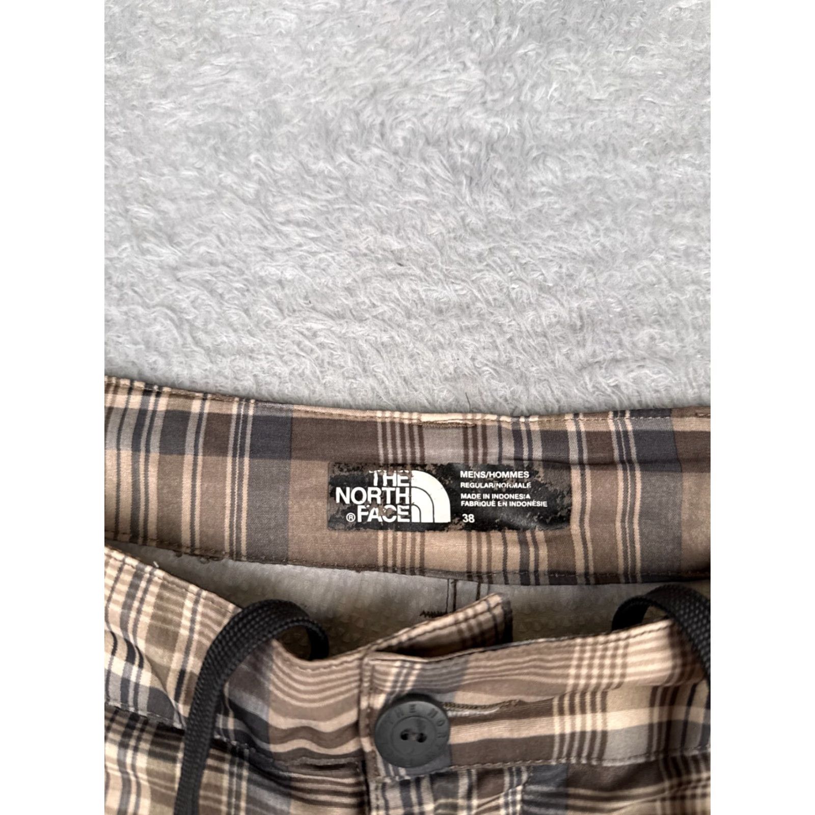 The North Face VINTAGE The North Face Cargo Shorts Men Beige Plaid 38 Polyester Blend Inseam 10 in Zip Pocket Logo Casual All Season Mens Size US 38 / EU 54 - 7 Thumbnail