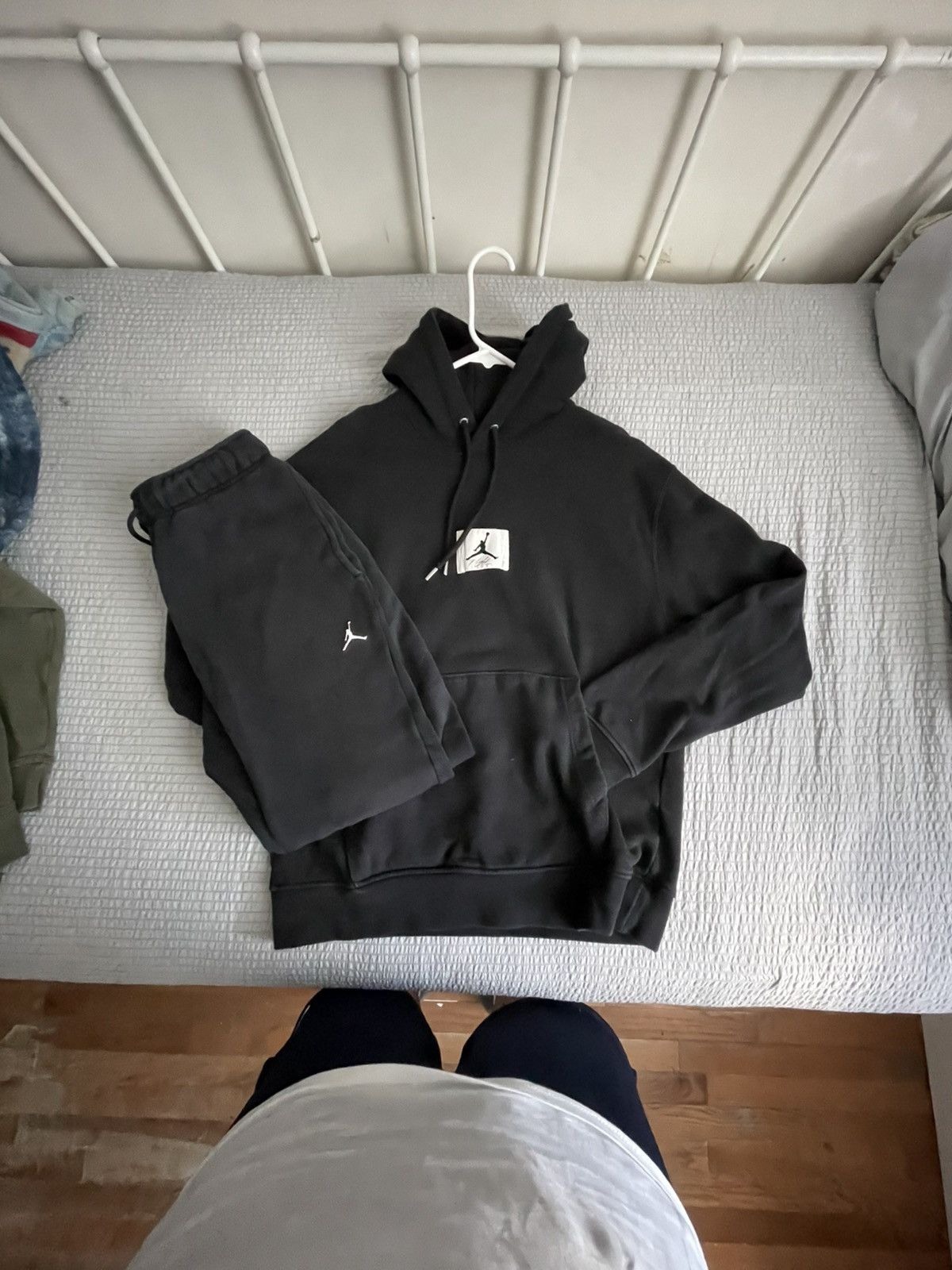 Jordan Brand Jordan All Black Outfit - Hoodie (M) + Sweats (S) Size US M / EU 48-50 / 2 - 1 Thumbnail