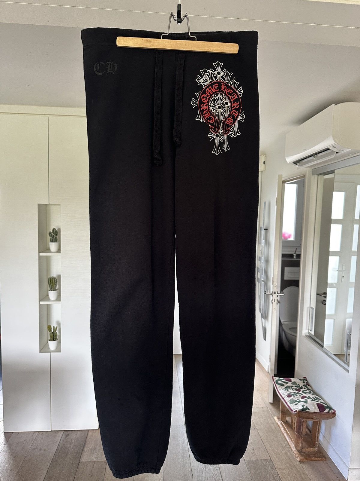 Chrome Hearts Chrome Hearts Black & Red Cemetery Horseshoe Logo Sweatpants Size US 34 / EU 50 - 1 Thumbnail