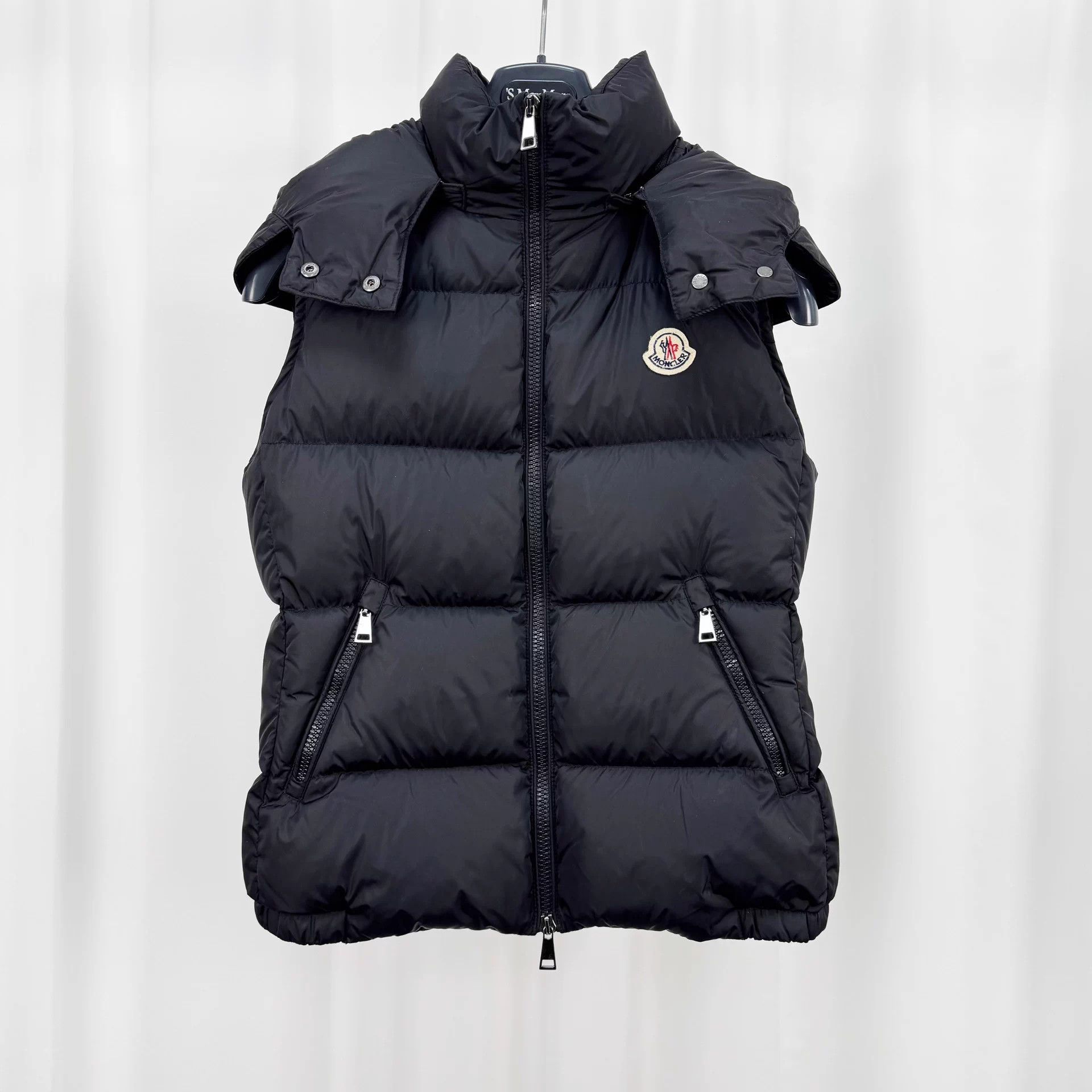 Moncler Moncler black embroidered logo down vest size 2 99 new Size M / US 6-8 / IT 42-44 - 1 Thumbnail