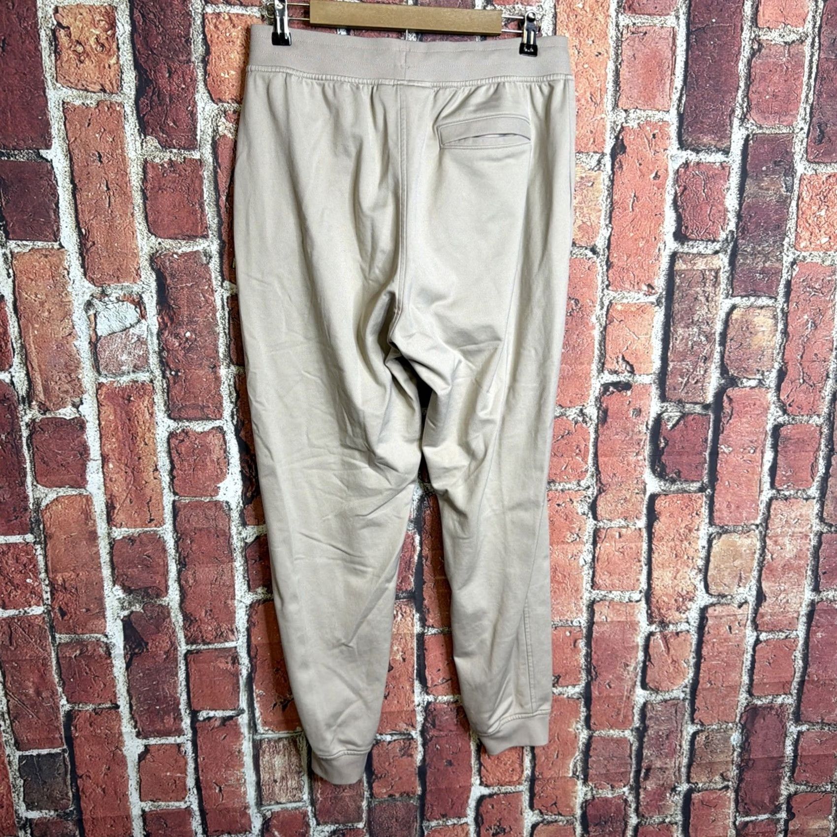 Under Armour Under Armour Pants Mens Sz L Tan Fitted Sportstyle Jogger Zip Pockets UA Size US 33 - 3 Thumbnail