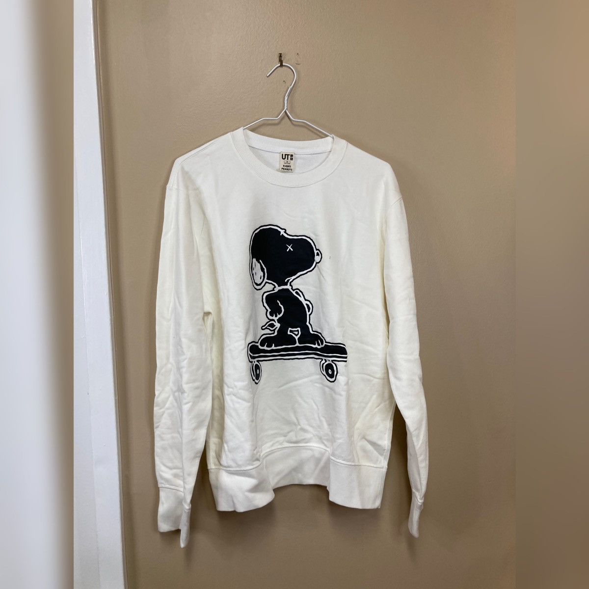 image of Uniqlo Kaws Peanuts Snoopy Sweatshirt in White, Men's (Size Medium)