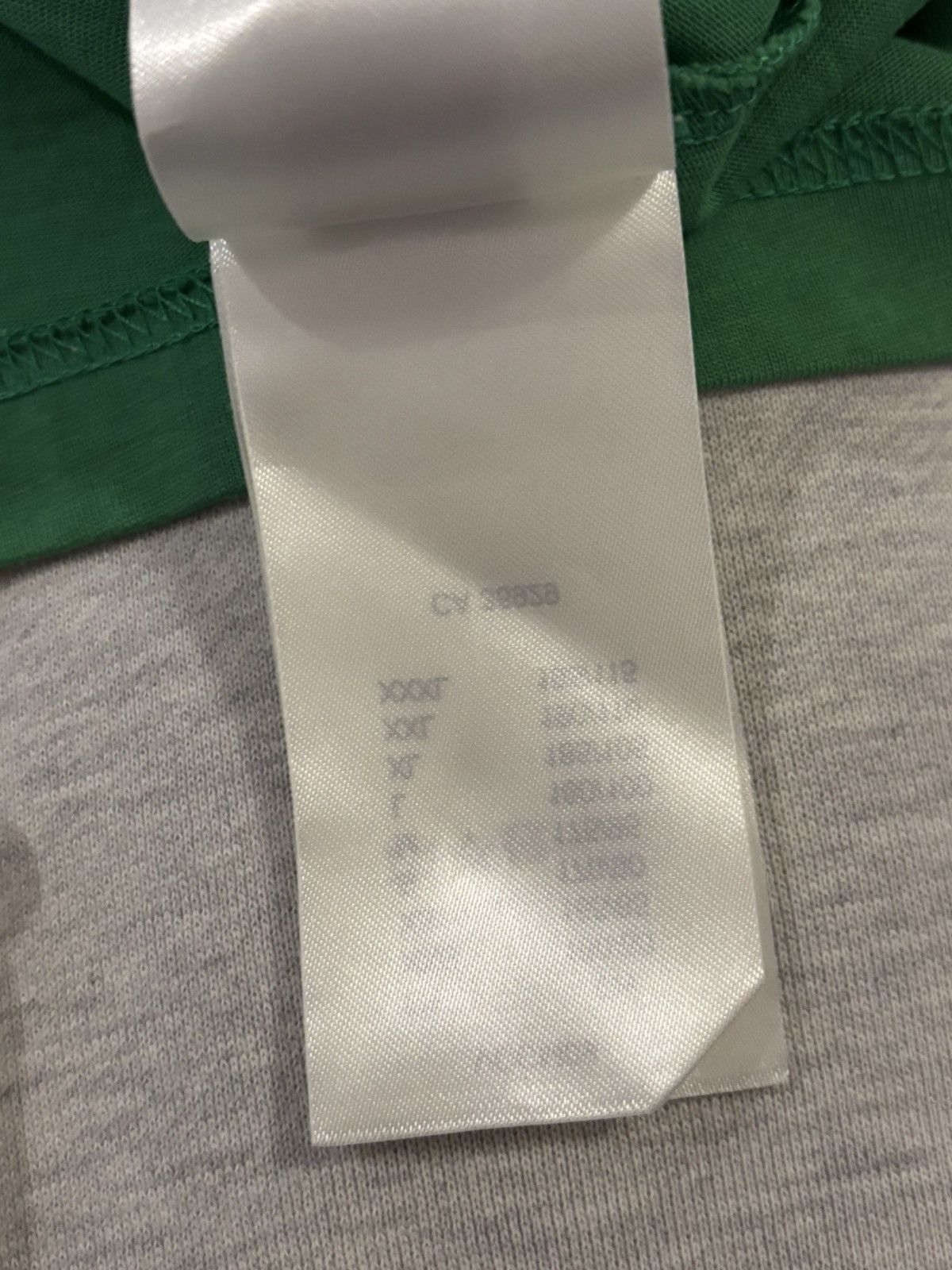 Louis Vuitton Louis Vuitton debossed green Tee Shirt Size Large Size US L / EU 52-54 / 3 - 6 Thumbnail