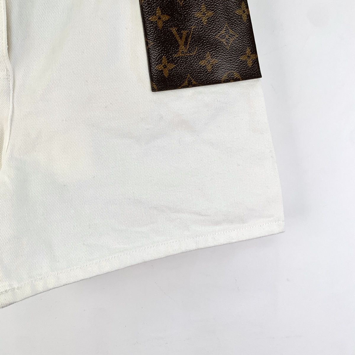 Louis Vuitton Louis Vuitton Monogram Leather Patch Denim Shorts K26WX Size 24" / US 00 / IT 34 - 4 Thumbnail