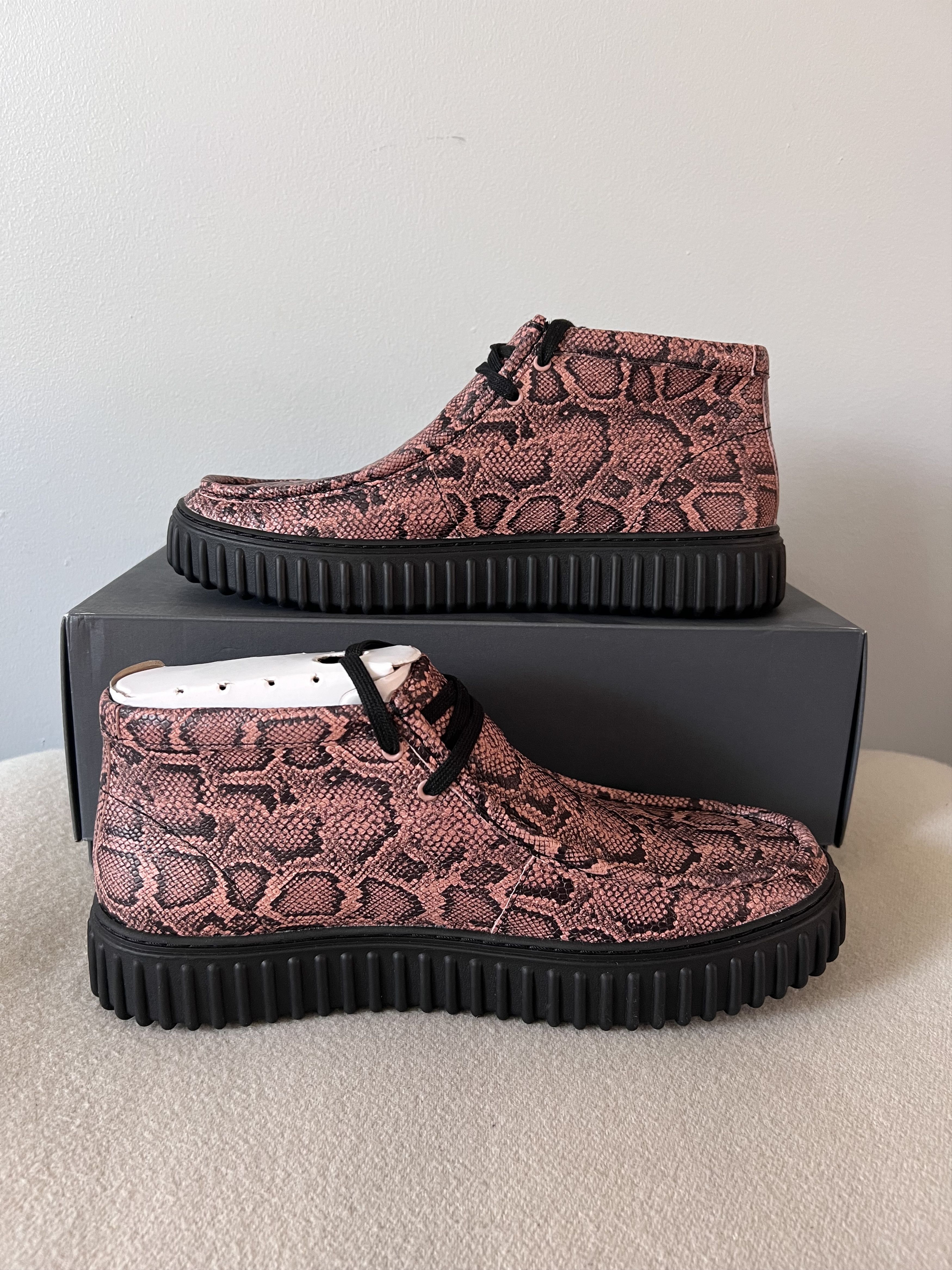 Clarks × Martine Rose Martine Rose Clarks Cur Torhill Hi in Rose Snake Size US 11 / EU 44 - 3 Thumbnail