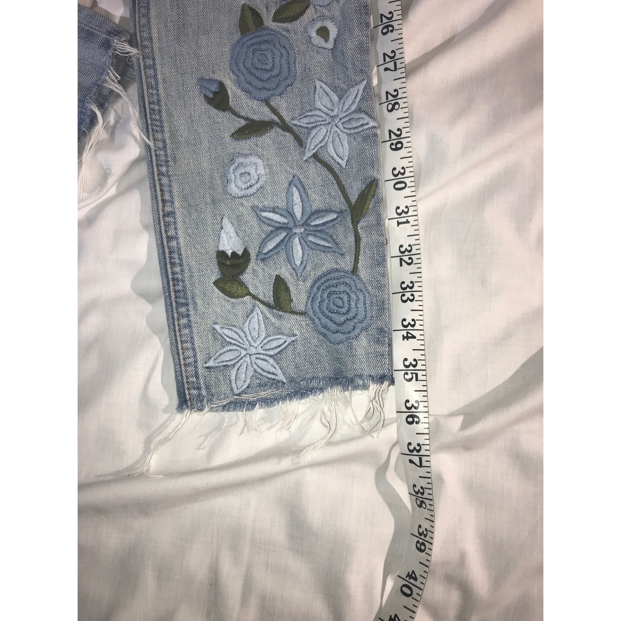 Free People Free People Women Light Blue Flower Embroidered Raw Hem Jean Size 24" / US 00 / IT 34 - 8 Thumbnail