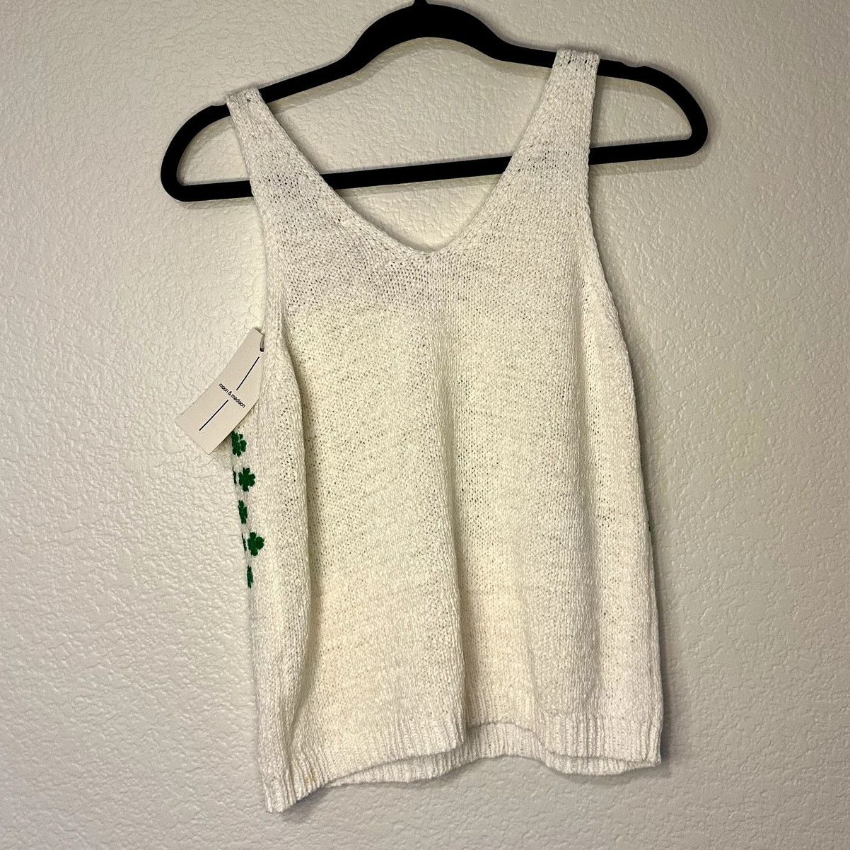 1 Madison White clover Knit Tank Top Shamrock v-neck & back NWT Med Size M / US 6-8 / IT 42-44 - 2 Thumbnail