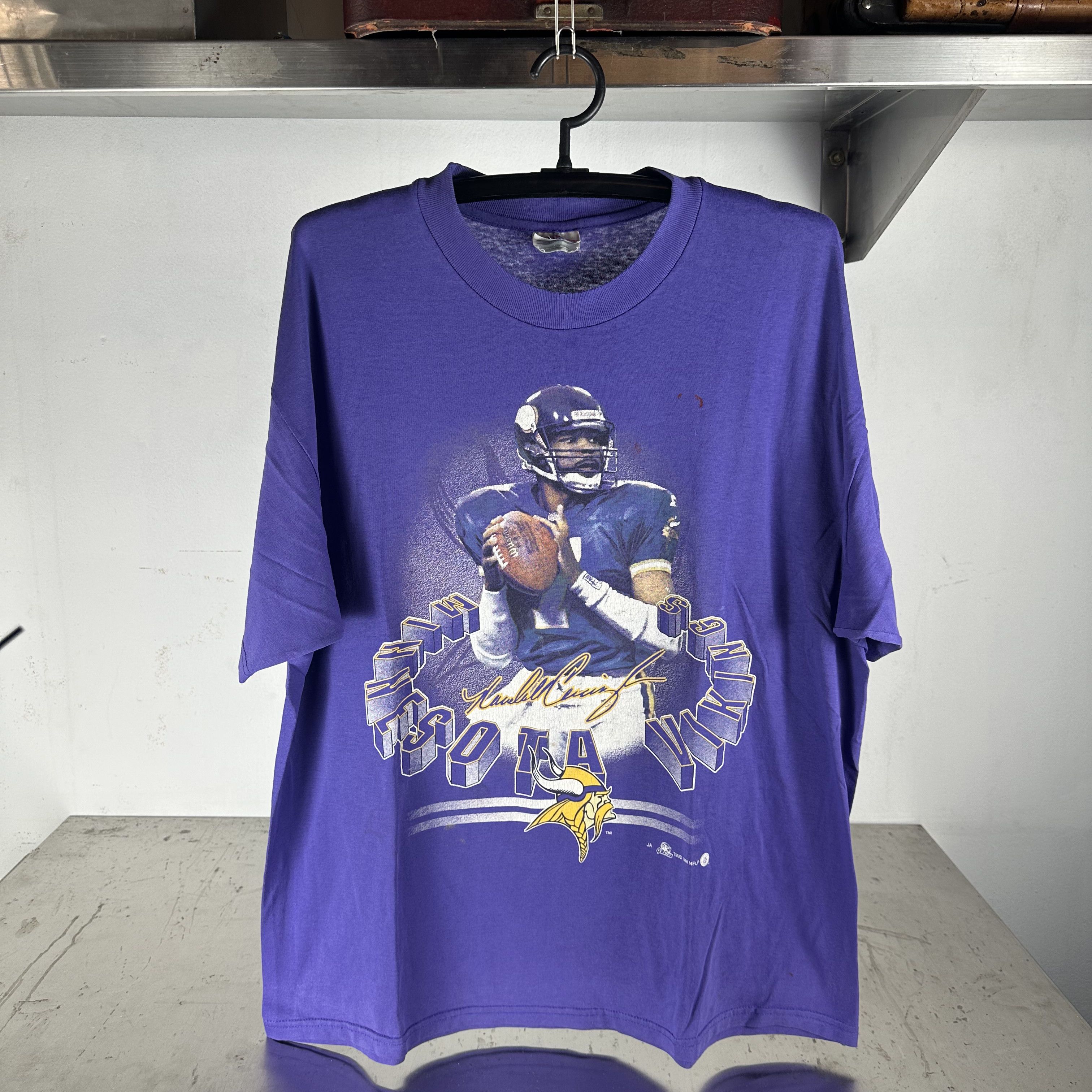 Vintage ​1998 Randall Cunningham Minnesota Vikings NFL XL T-shirt Size US XL / EU 56 / 4 - 1 Thumbnail