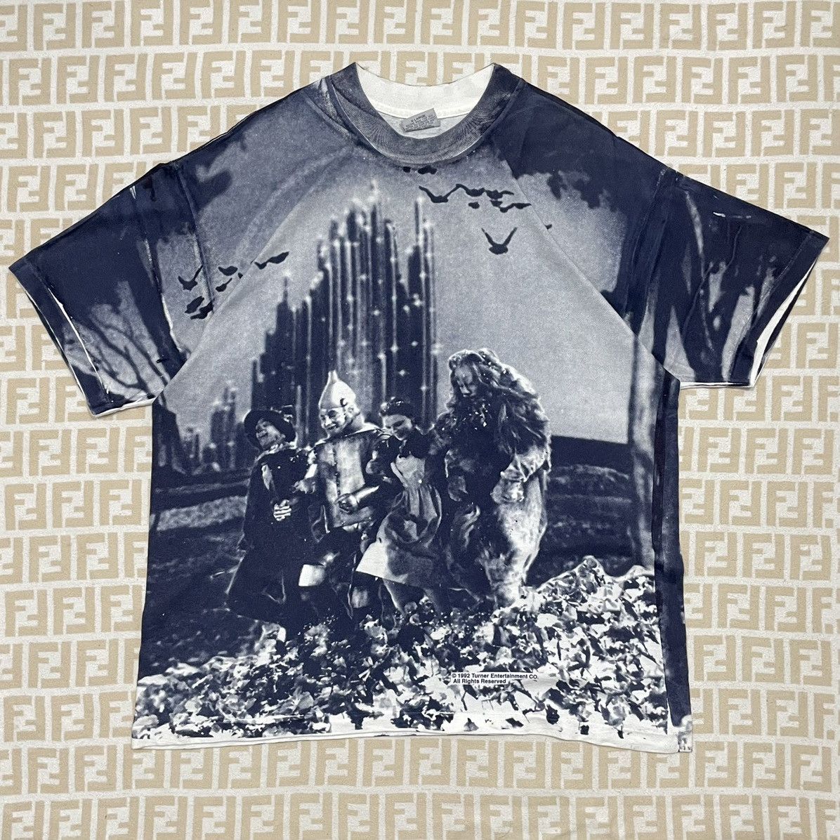 Vintage Vintage 90s Aop Wizard Of Oz Tee Size US XL / EU 56 / 4 - 2 Thumbnail