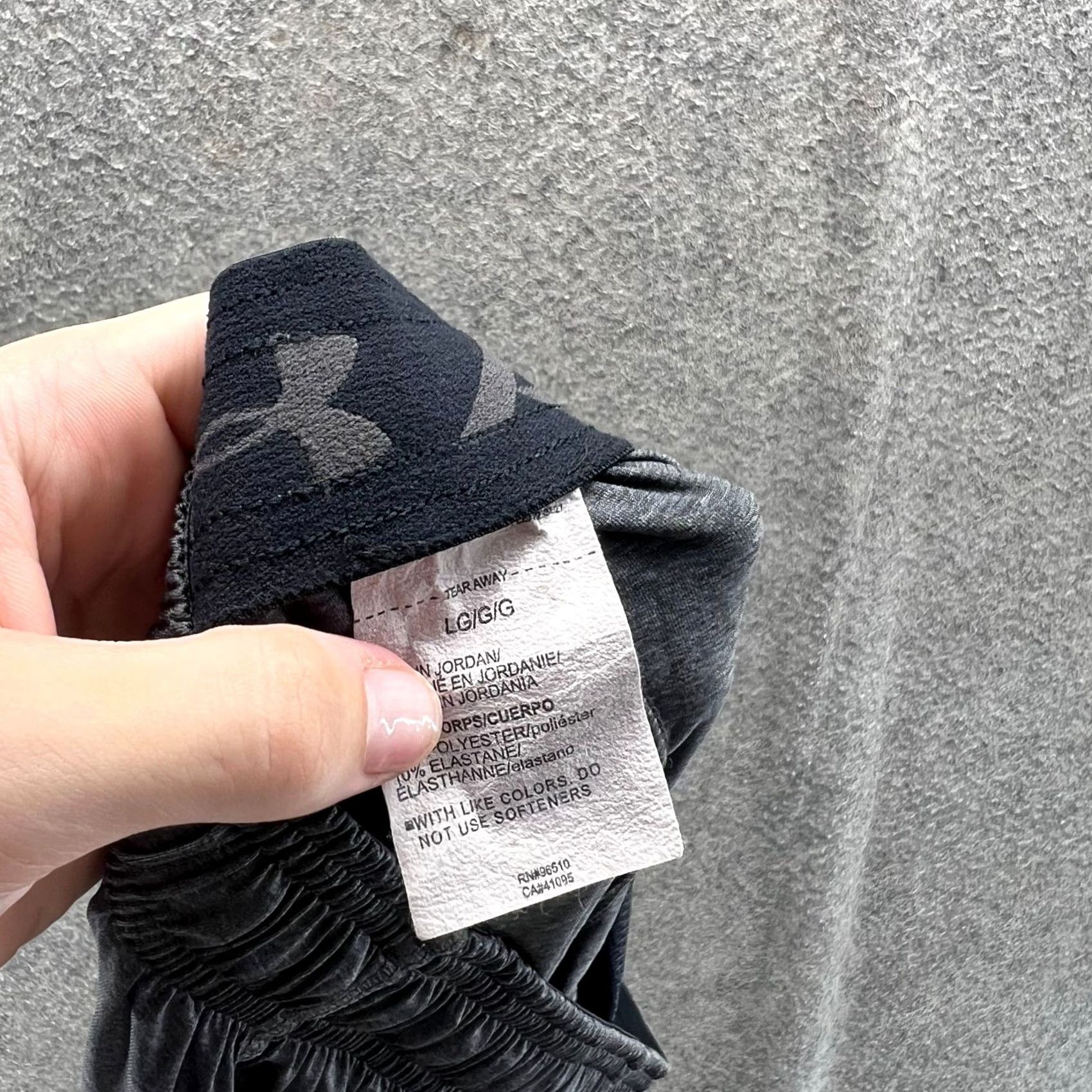 Under Armour Under Armour Shorts Mens L Gray Athletic Training Gym Elastic Waist Drawstring Pockets 9 in Inseam Regular Size Sports Activewear Size US 33 - 7 Thumbnail