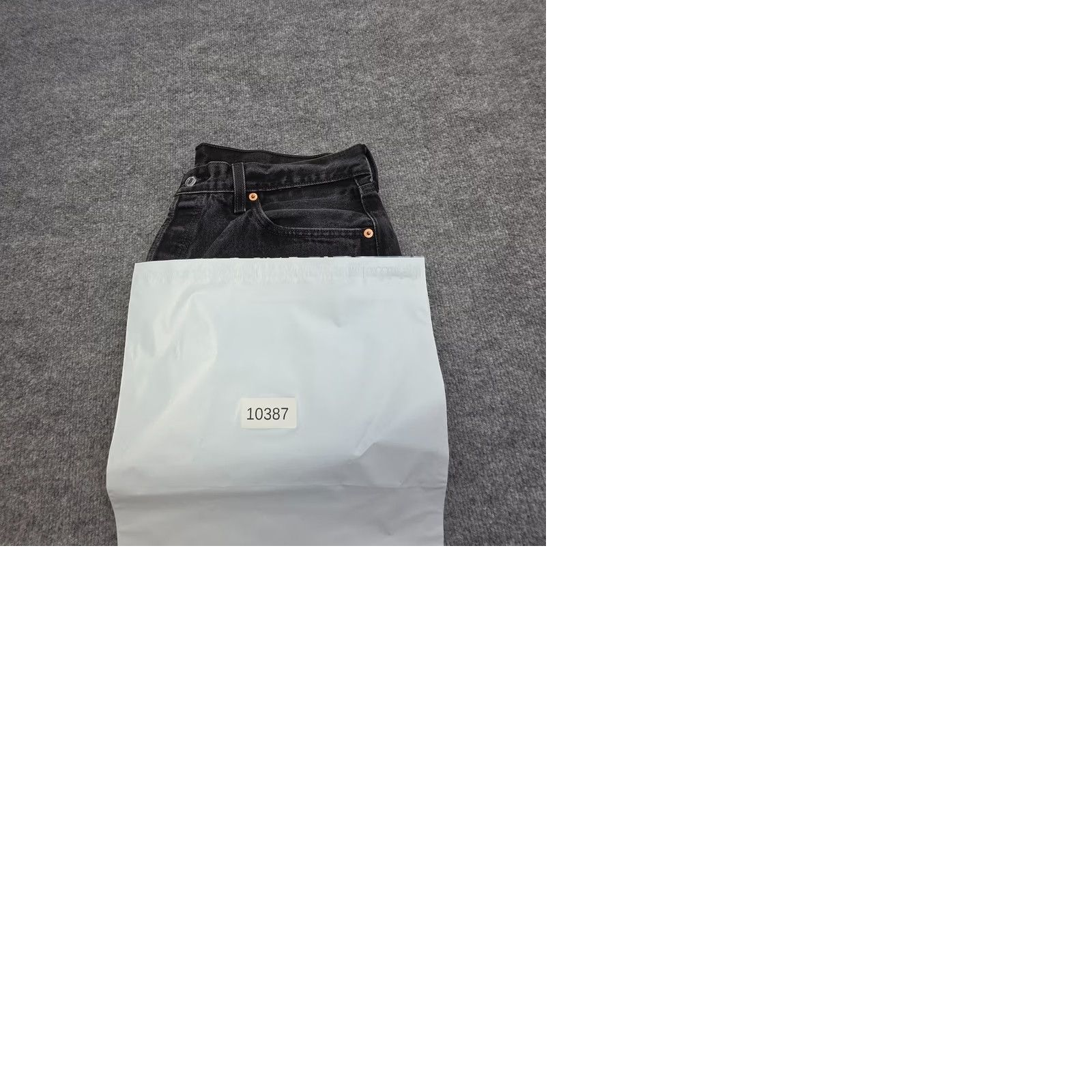 Levi's VINTAGE Levi’s 501 Jeans Mens 33X31 Black Faded Y2K Regular Jeans Mens 33 in. 5-Pocket Denim Cotton Black Levi’s 501 Series Boy? Size US 33 - 10 Thumbnail