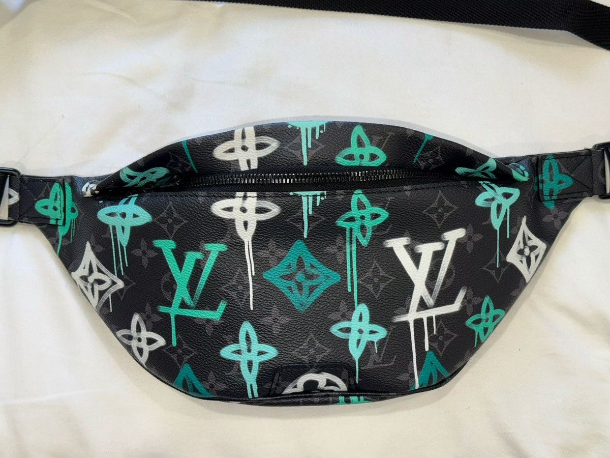 Louis Vuitton Louis Vuitton Discovery Bumbag Graffiti Size ONE SIZE - 1 Thumbnail