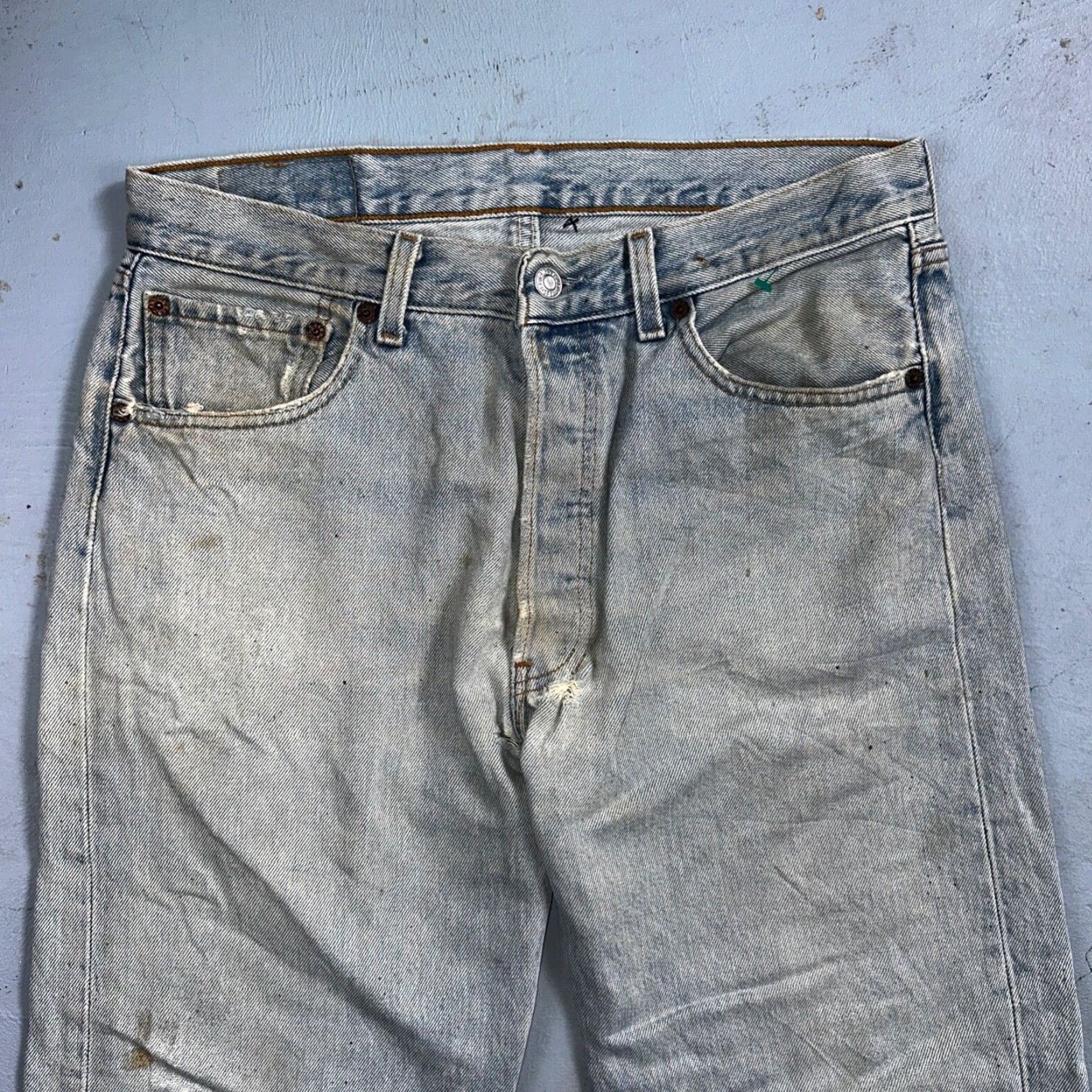 Levi's VINTAGE Levi's 501 Jeans Men Medium Straight Leg 90s Light Wash Blue 33x34 Size US 33 - 2 Thumbnail