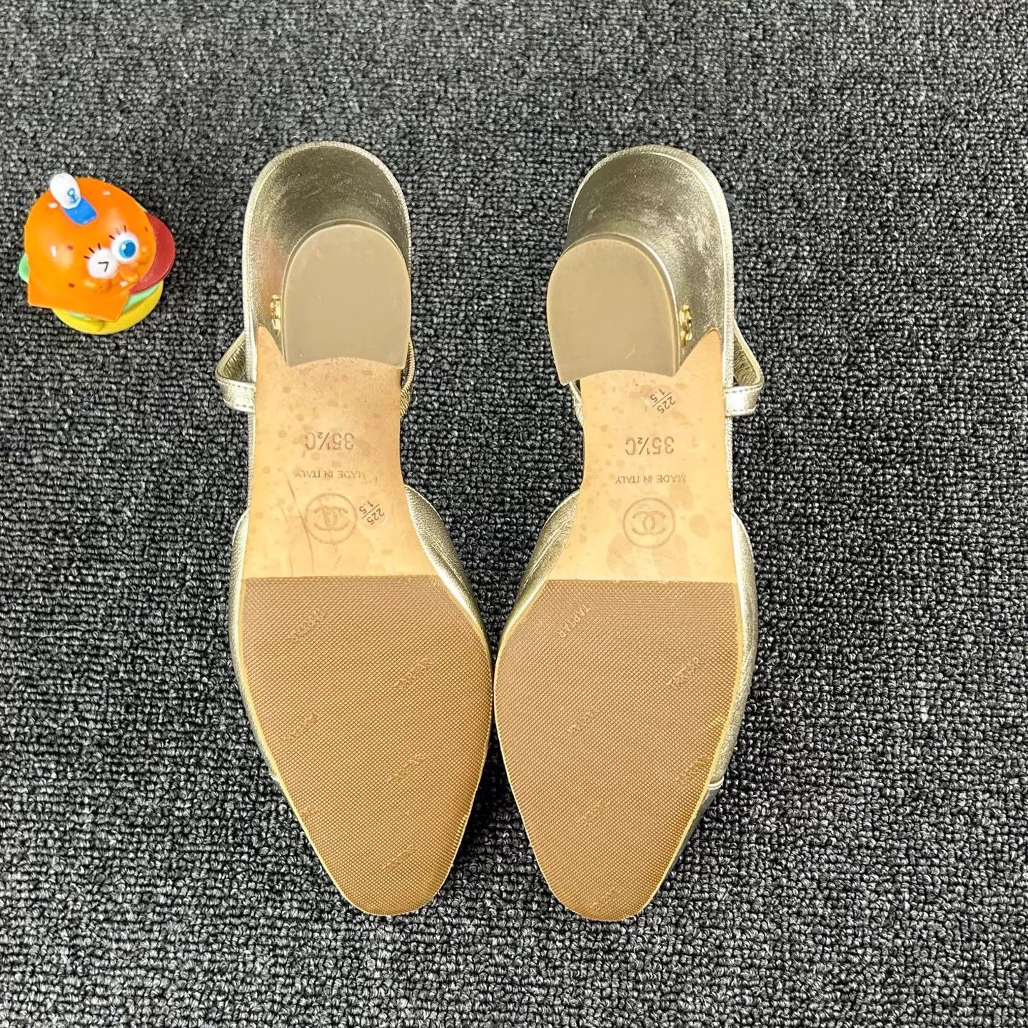 Chanel Chanel Women's Classic Gold Color Blocked Heels 35.5 Size US 5 / IT 35 - 6 Thumbnail