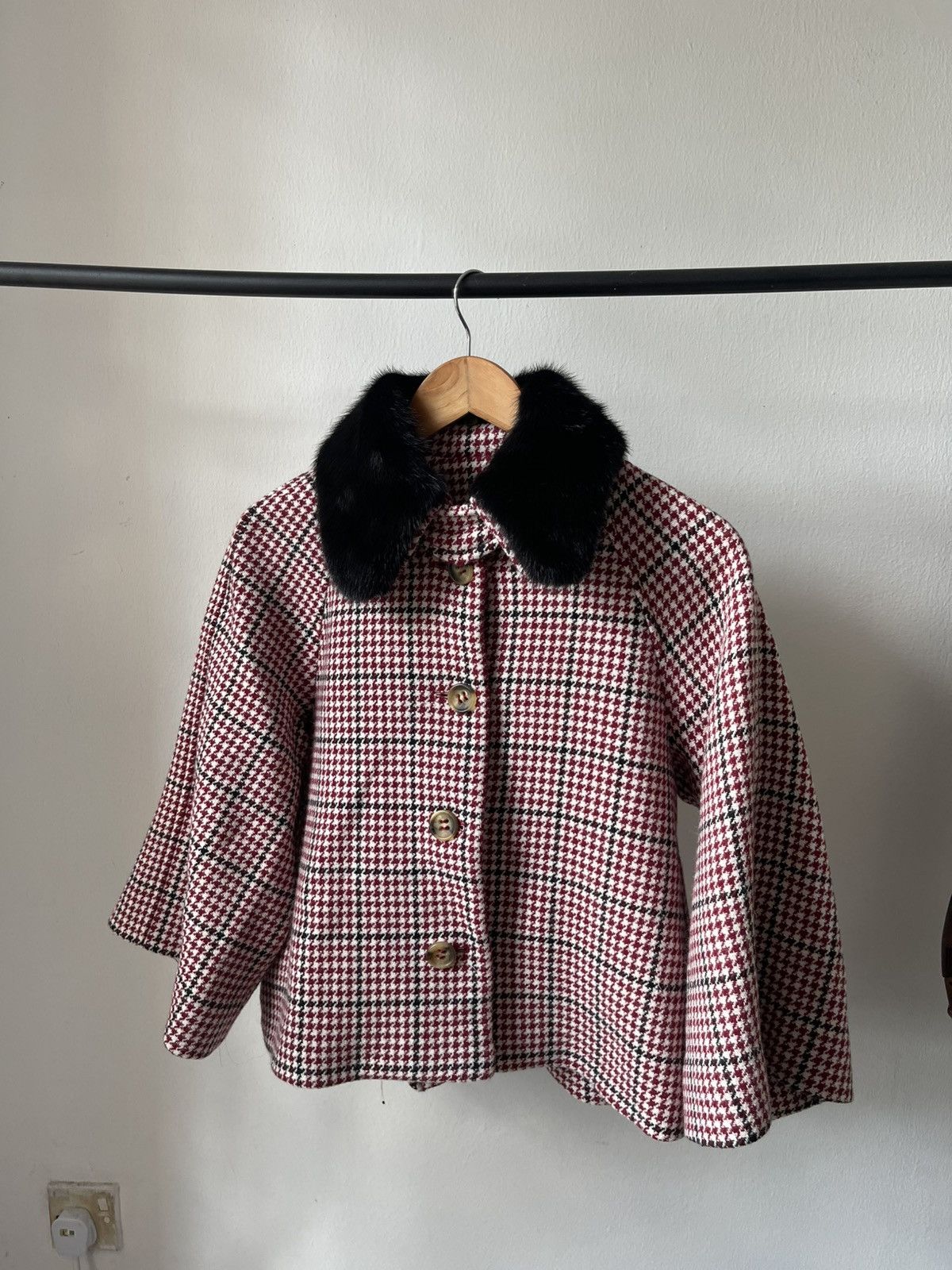 RED Valentino $2000 Red Velentino short Coat With Fur Collar 10 Size M / US 6-8 / IT 42-44 - 1 Thumbnail