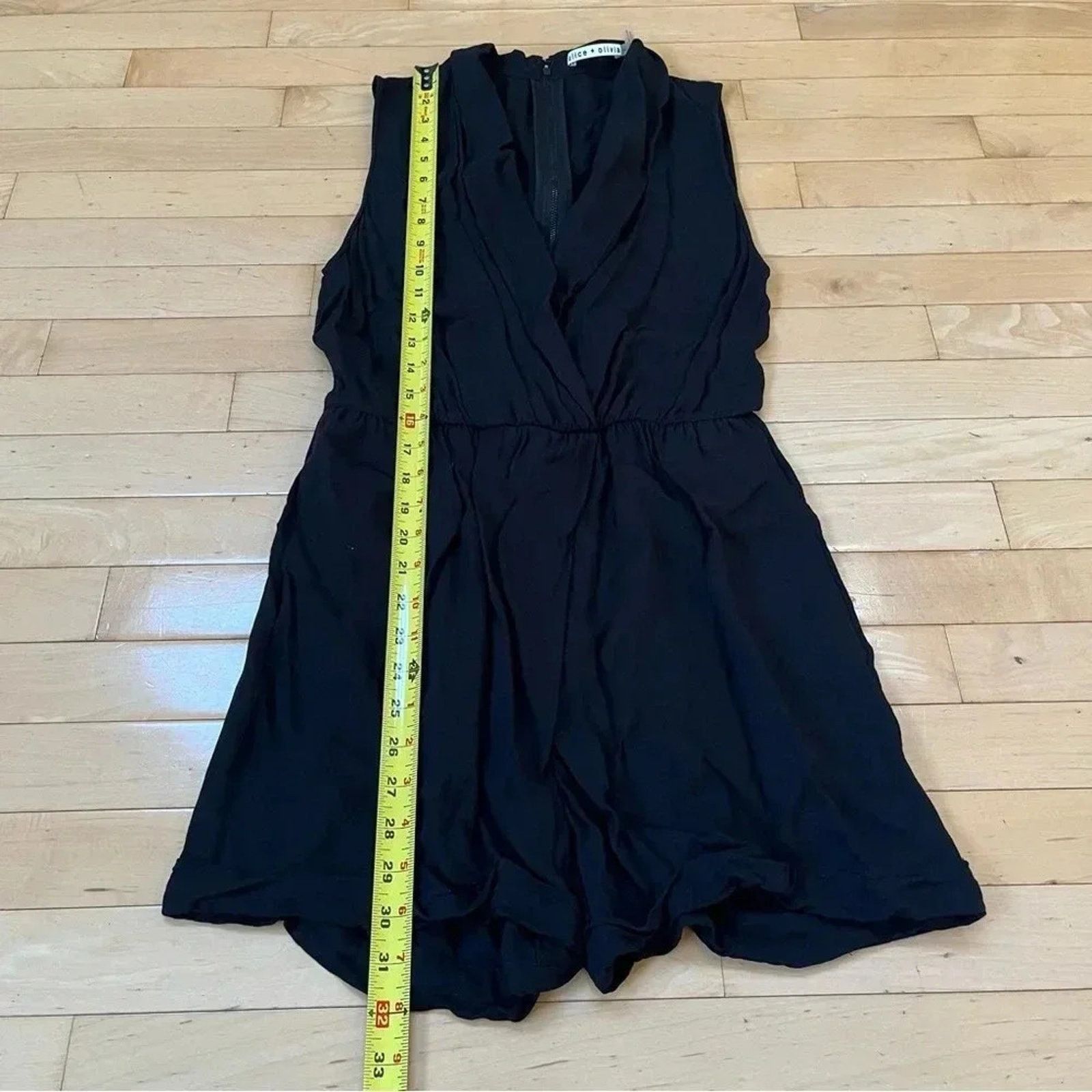 Alice + Olivia Alice + Olivia Romper Size 2 Black Zip Up Back V Neck Flowy Size 26" / US 2 / IT 38 - 8 Thumbnail