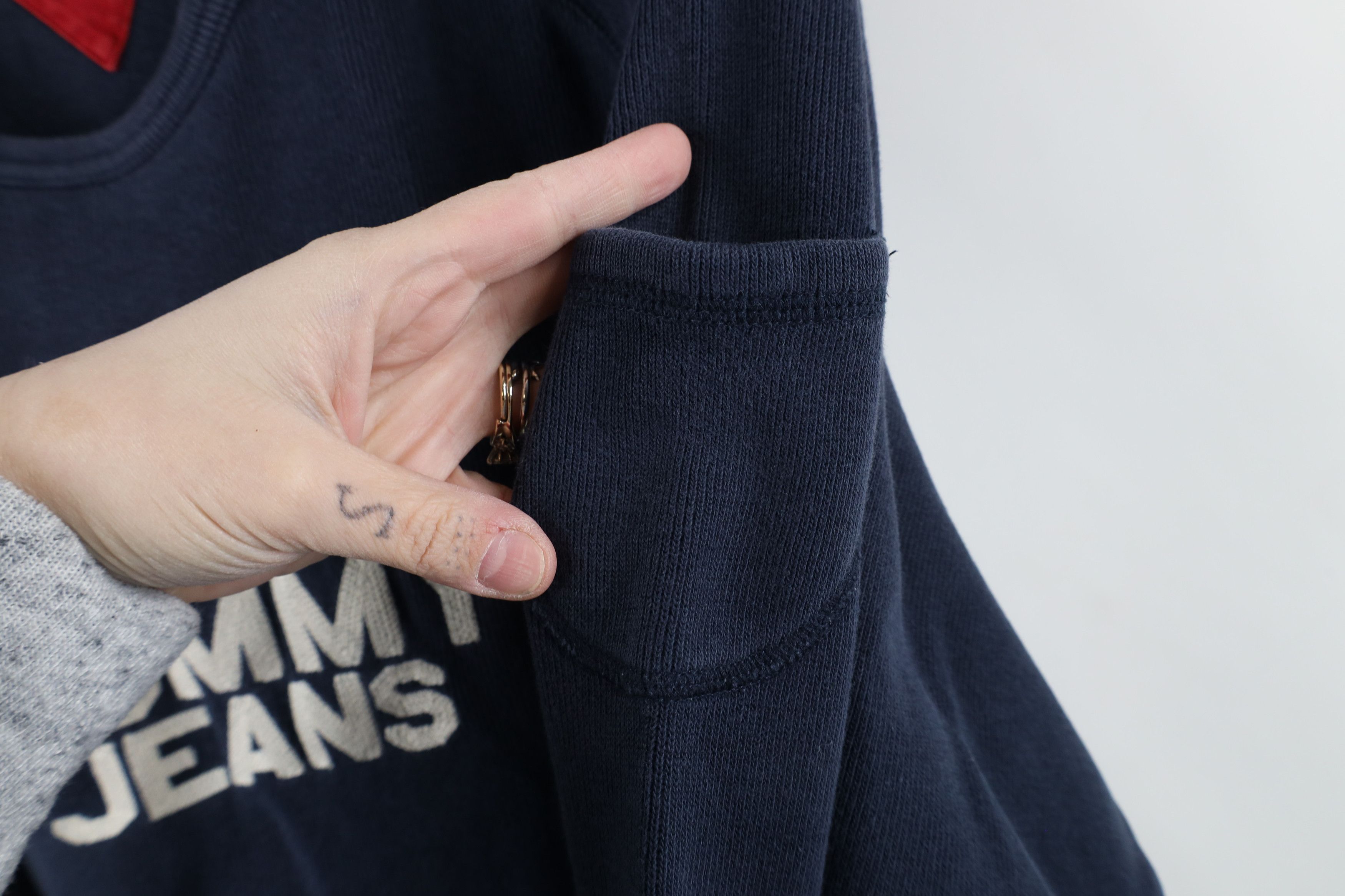 Tommy Hilfiger × Vintage Vintage 90s Tommy Hilfiger Knit Chain Stitch T-Shirt Blue Size US XXL / EU 58 / 5 - 8 Thumbnail