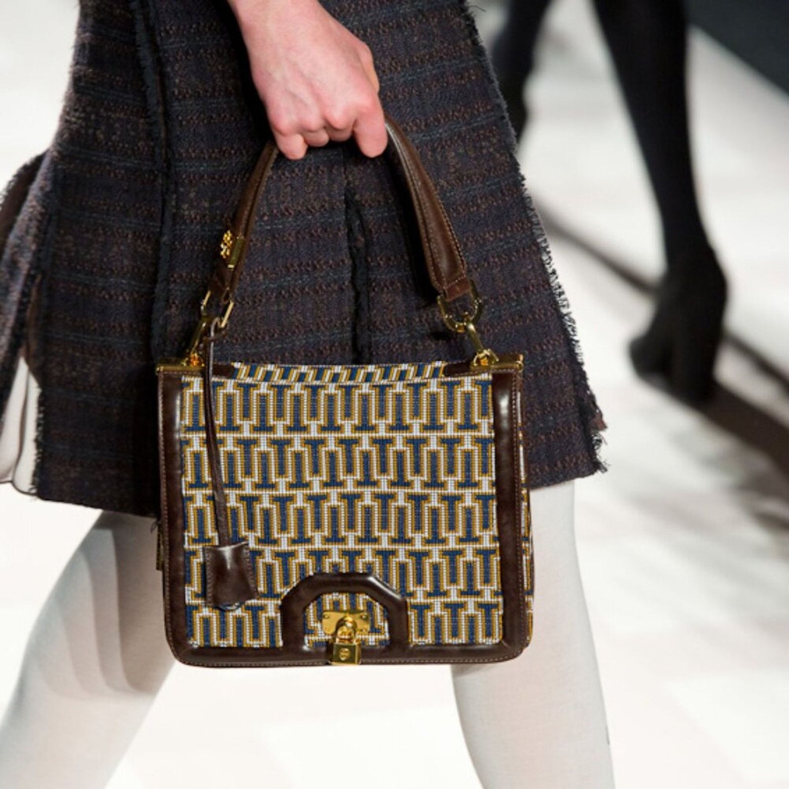 Tory Burch Tory Burch RARE 2011 runway woven shoulder bag w/mirror EUC Size ONE SIZE - 14 Thumbnail