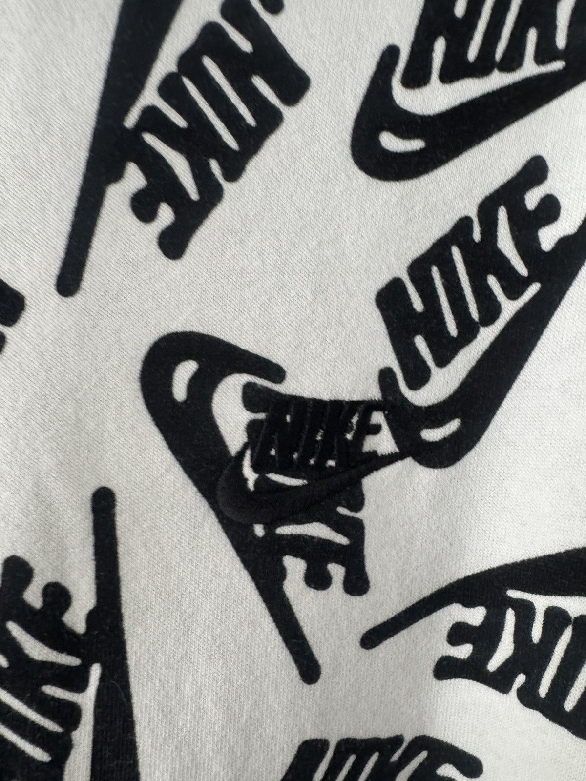 Nike Nike White Sweatshirt XL Men’s All Over Swoosh Logo Size US XL / EU 56 / 4 - 2 Thumbnail