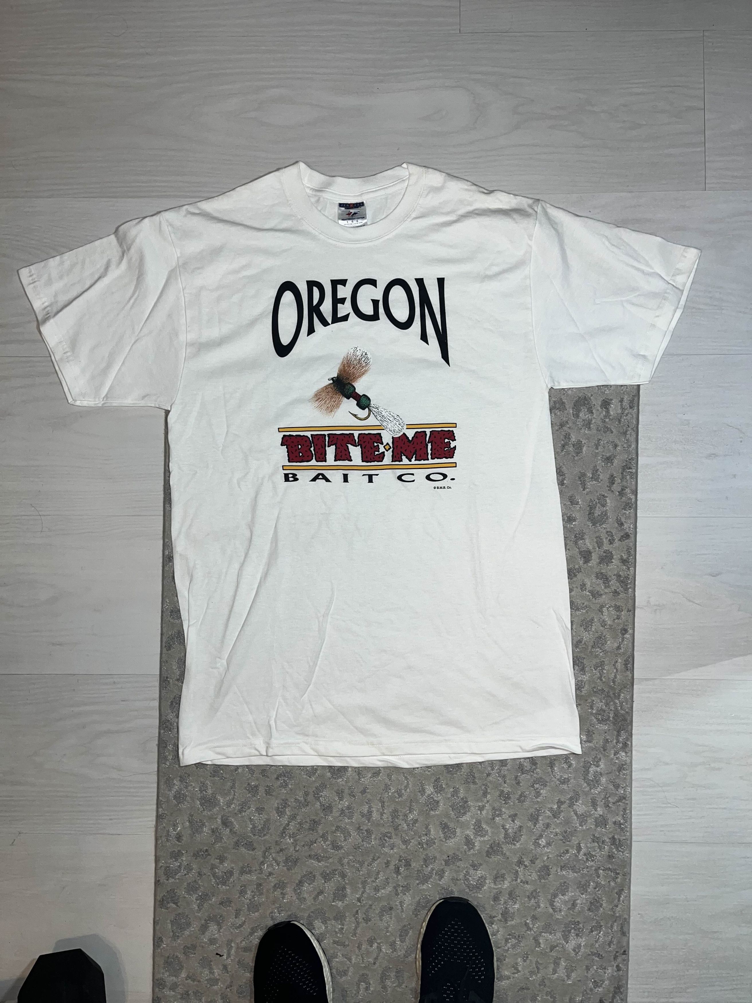 Vintage Vintage Oregon Bite Me Bait Co. Fishing Shirt Size US L / EU 52-54 / 3 - 1 Thumbnail