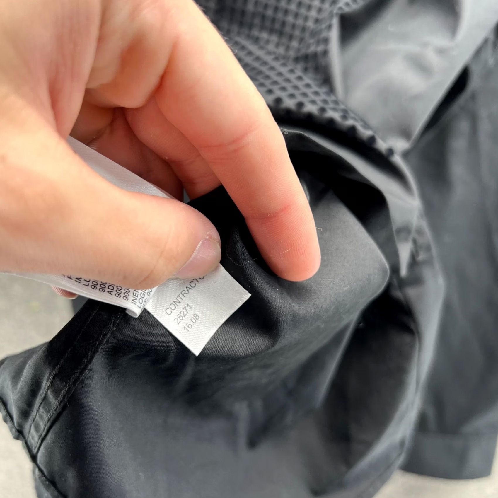 Calvin Klein VINTAGE Calvin Klein Shirt Men Large Black Button-Down Slim Embellished Cap Casual Formal Workwear 46 in Chest Women? Size US L / EU 52-54 / 3 - 4 Thumbnail