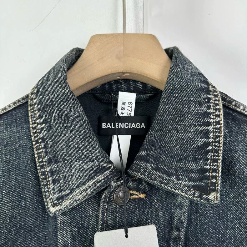 Balenciaga Balenciaga size 44 News embroidered logo denim jacket Size US S / EU 44-46 / 1 - 3 Thumbnail