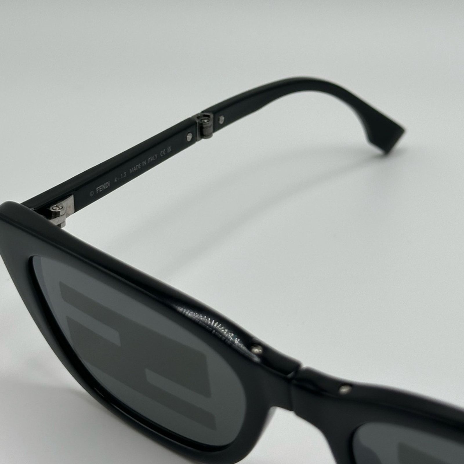 Fendi FENDI Sunglasses FE40089I 5301C Shiny Black/Smoke Mirror NEW Size ONE SIZE - 4 Thumbnail