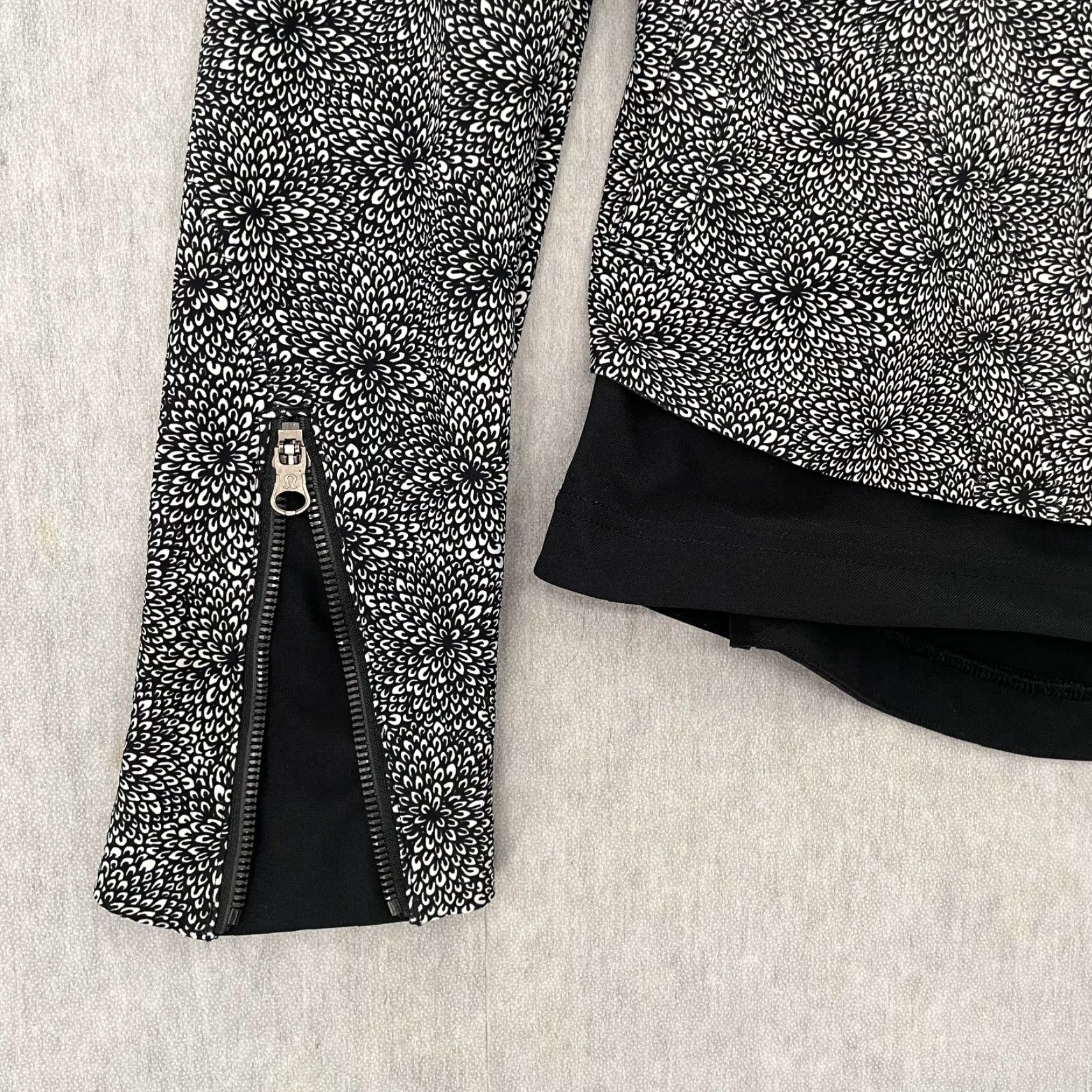 Lululemon VINTAGE Lululemon Jacket Womens Size 6 Black Floral Athleisure Full Zip Casual Ladies Size M / US 6-8 / IT 42-44 - 4 Thumbnail