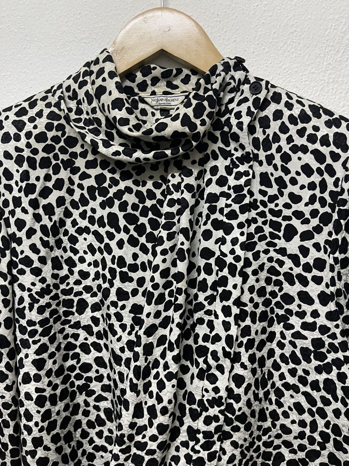 Yves Saint Laurent 1990s YVES SAINT LAURENT CHEMISIERS WHITE LEOPARD BUTTON UP Size M / US 6-8 / IT 42-44 - 5 Thumbnail