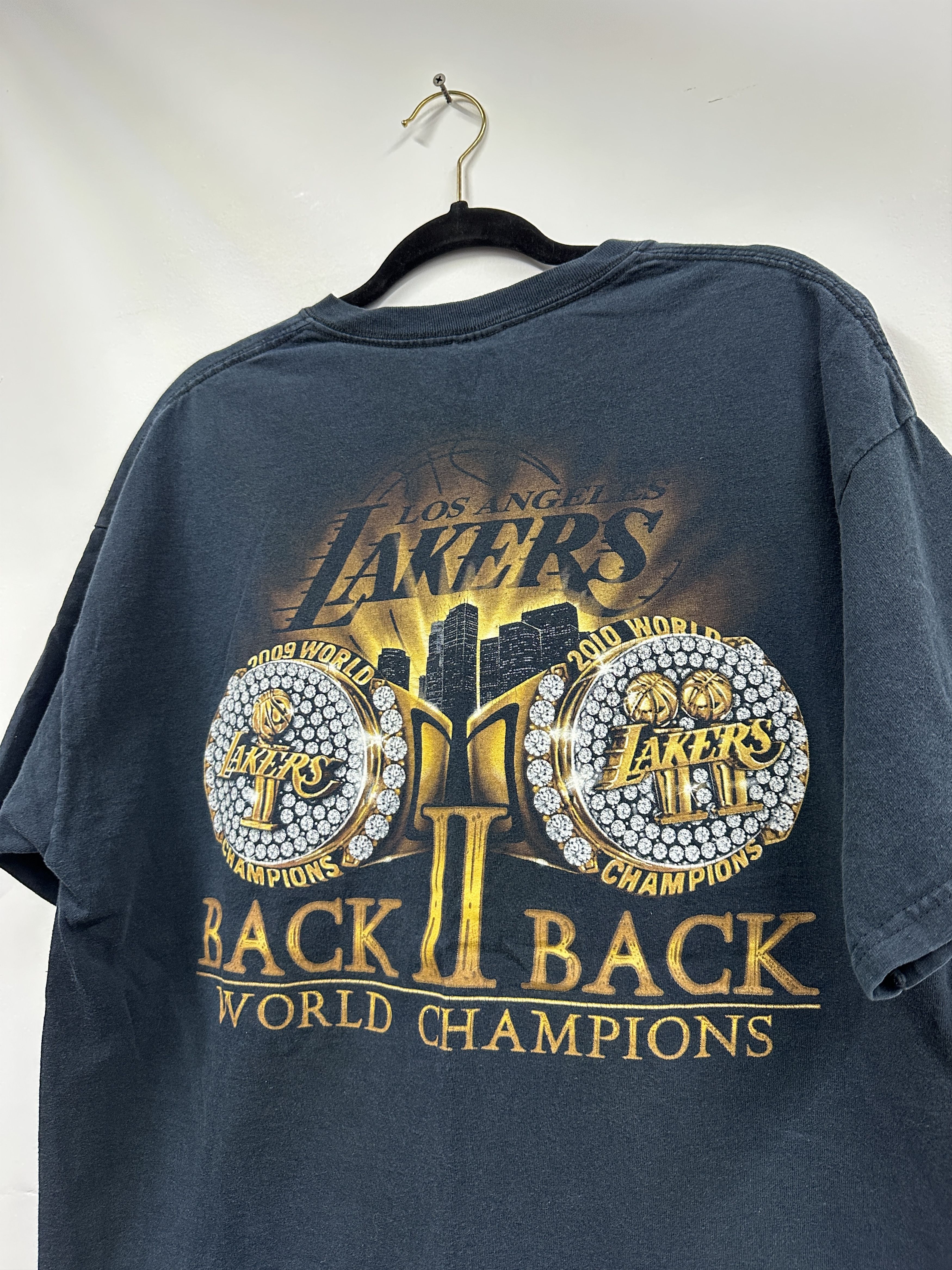 Other Vintage Los Angeles Lakers Back 2 Back World Champions Tee Size US XL / EU 56 / 4 - 2 Thumbnail