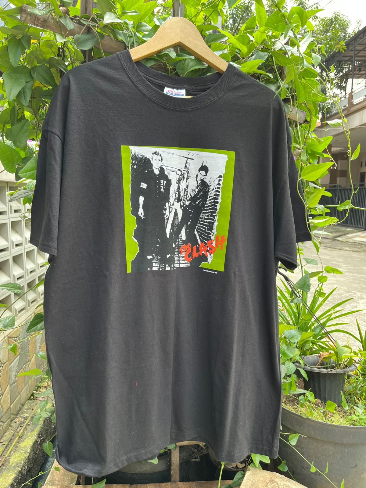 Band Tees vtg band tees the clash 2003 graphic tee tshirt Size US XL / EU 56 / 4 - 1 Thumbnail