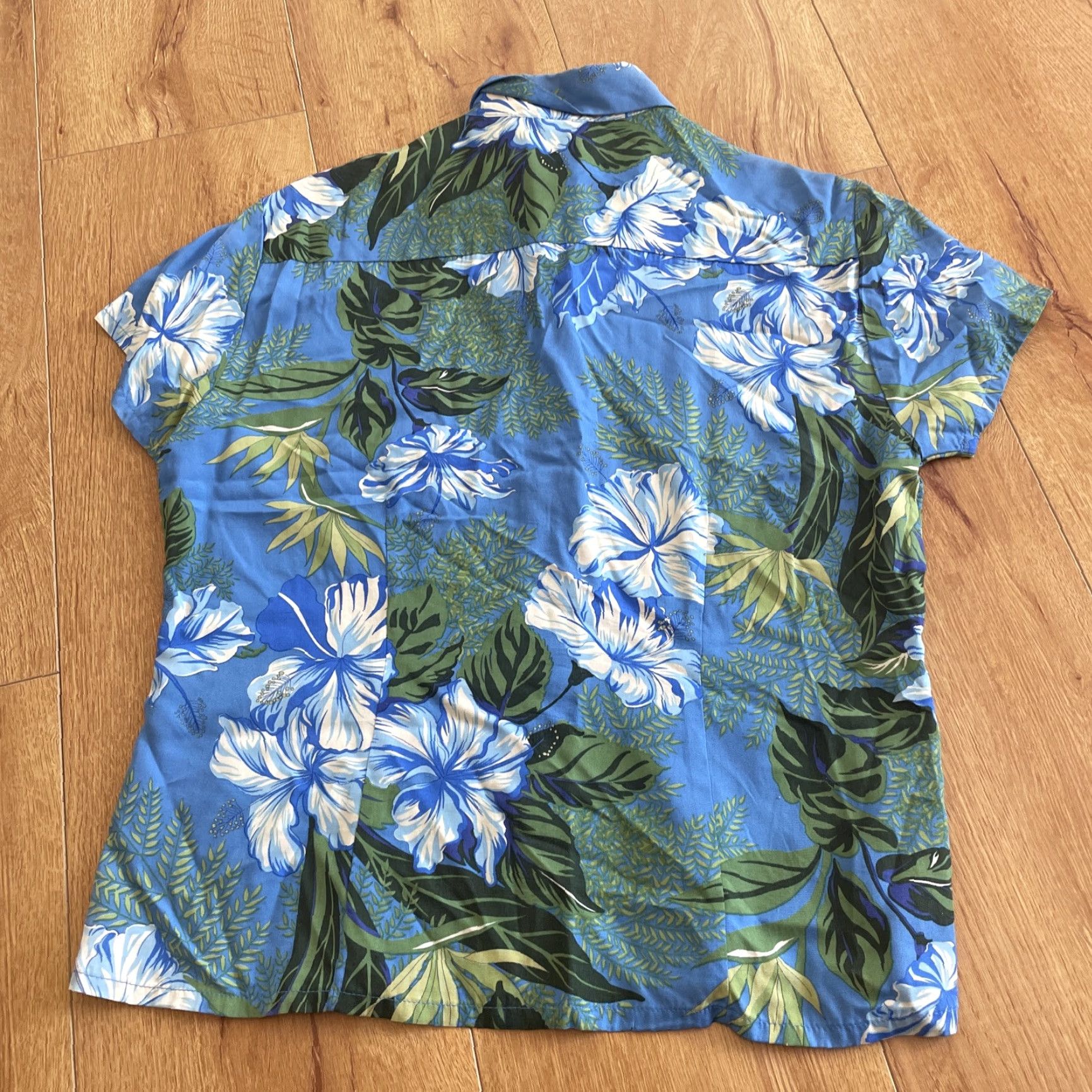 ALOHAS Kāhala Floral Hawaiian Button Up Women’s XS Aloha Hibiscus Palm Blue Multicolor Hawaiian Theme Lightweight Regular Sleeve Short Button Up Size XS / US 0-2 / IT 36-38 - 7 Thumbnail