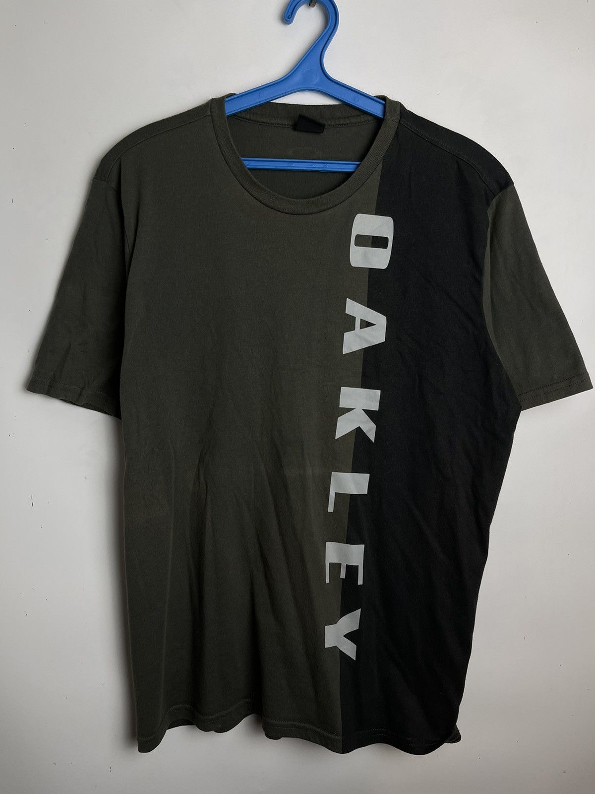 Oakley × Vintage Men’s Oakley T-Shirt Streetwear Vintage Size XL Size US XL / EU 56 / 4 - 1 Thumbnail
