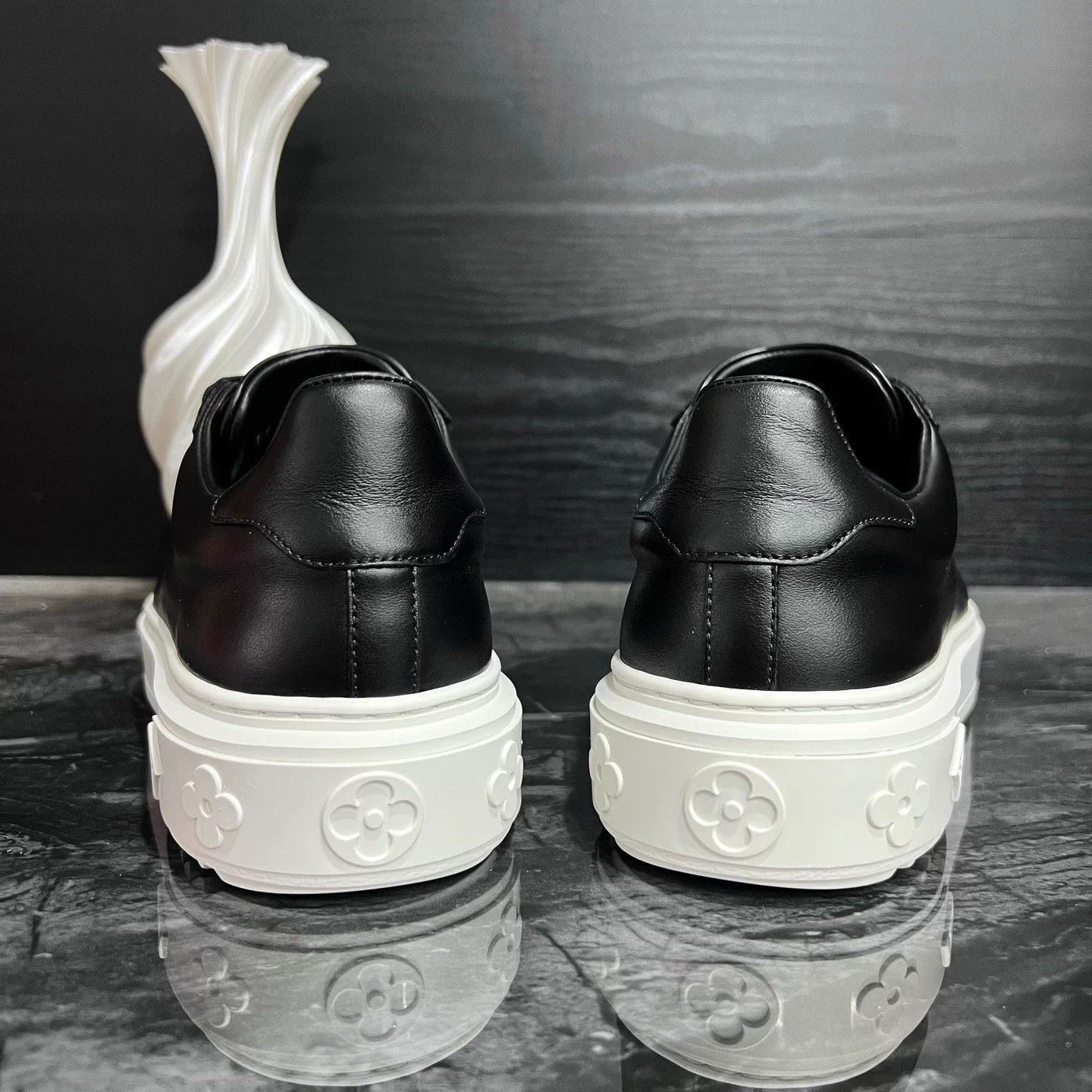 Louis Vuitton LV platform sneakers black/white colorblock 37.5 Size US 6.5 / IT 36.5 - 4 Thumbnail