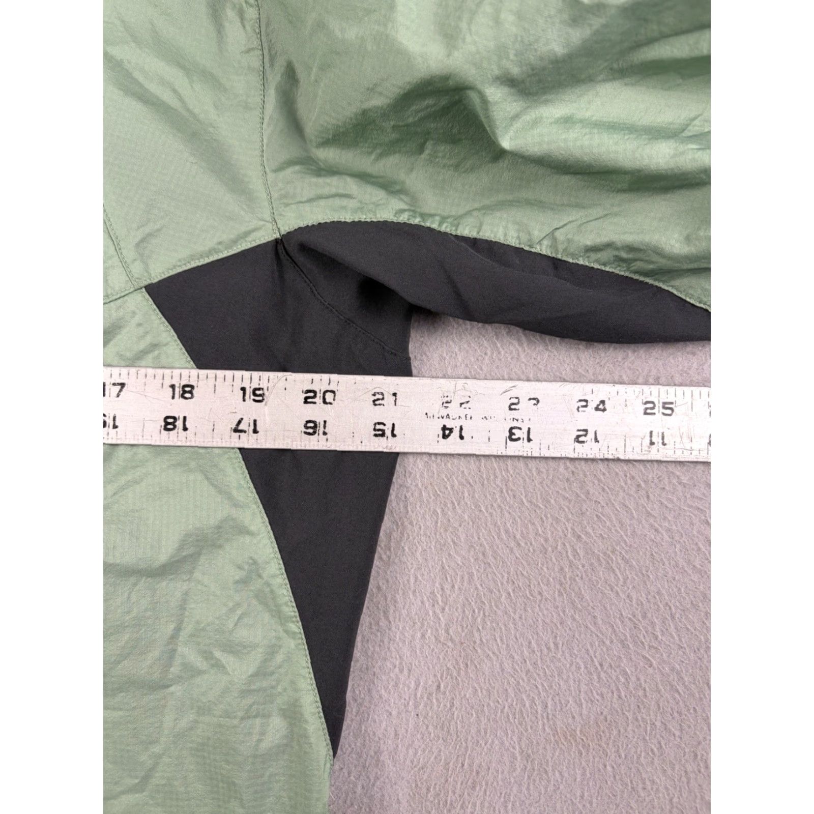 Patagonia VINTAGE Patagonia Windbreaker Jacket Women’s Size L Green Full Zip Nylon Women Green Full Zip Windbreaker Jacket Patagonia L Women Size L / US 10 / IT 46 - 7 Thumbnail