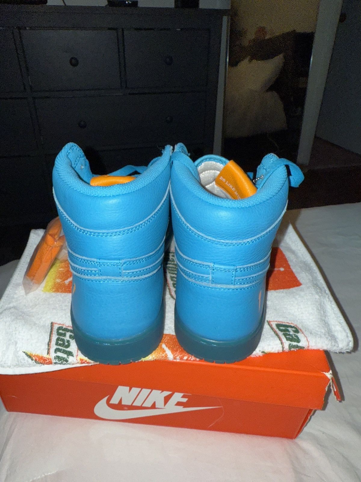 Gatorade × Jordan Brand × Nike Air Jordan 1 Gatorade Size US 8.5 / EU 41-42 - 6 Thumbnail