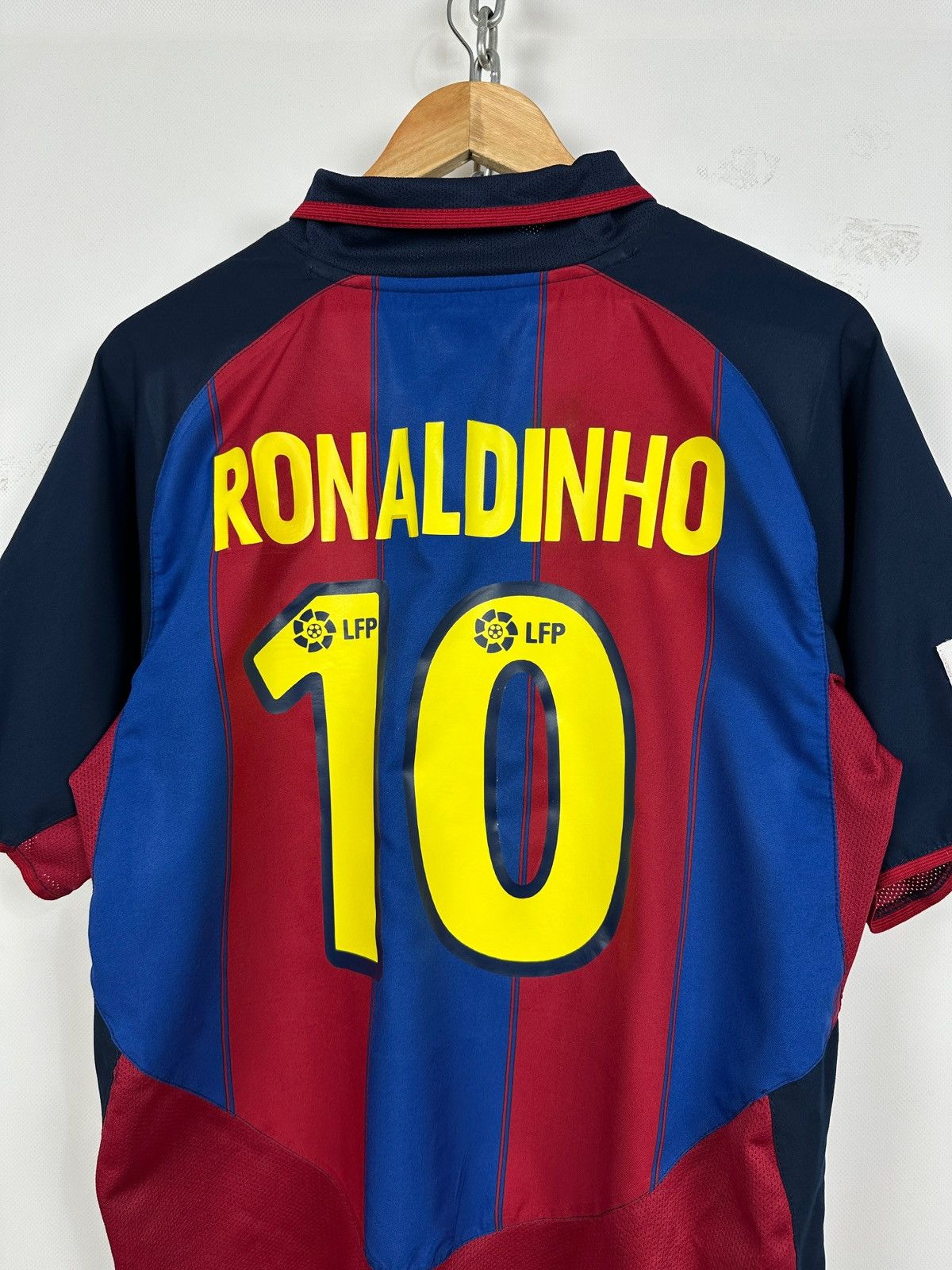 Nike 2003/04 Vintage Nike FC Barcelona Ronaldinho Soccer Jersey Size US M / EU 48-50 / 2 - 11 Thumbnail