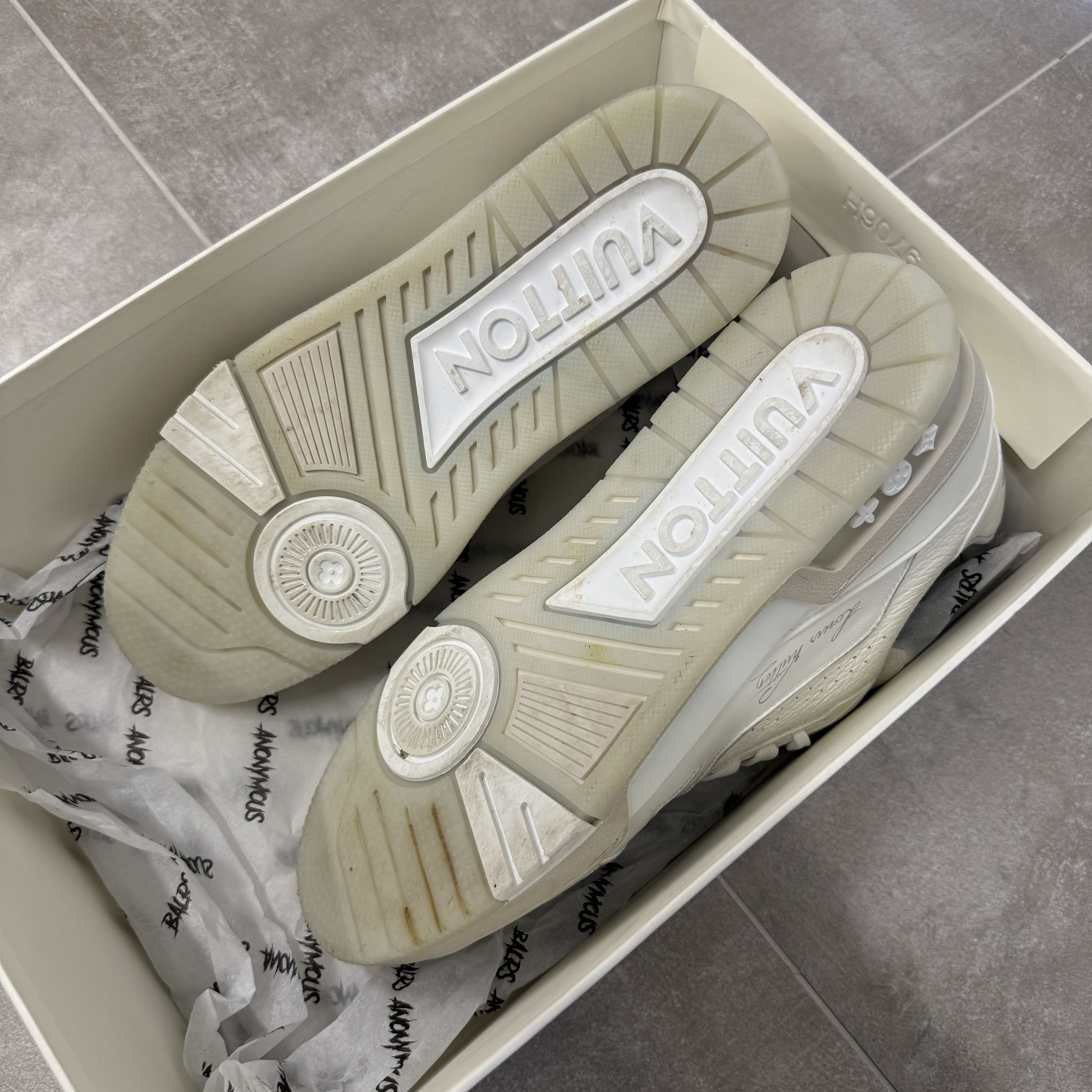 Louis Vuitton Louis Vuitton 1A8WAX Monogram Trainers White Grey RRP £950 Size US 8.5 / EU 41-42 - 7 Thumbnail