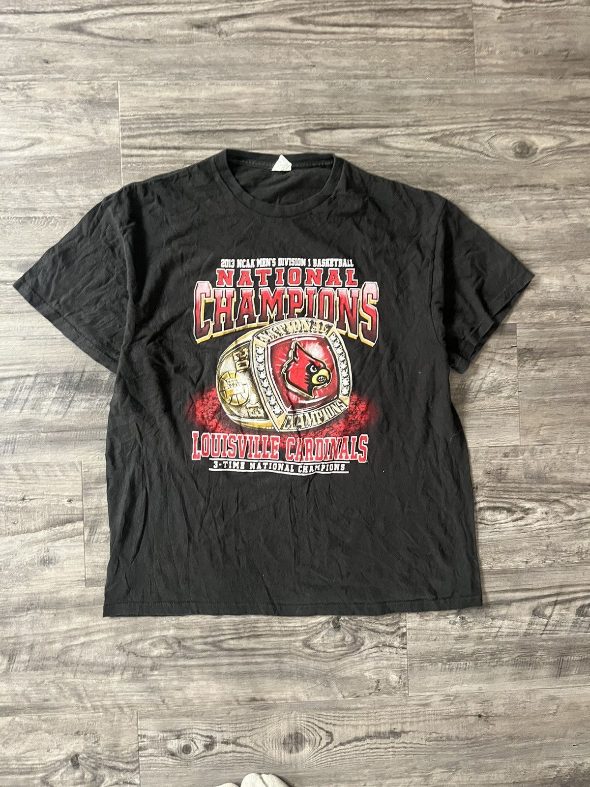 NCAA × Vintage Vintage 90s y2k Louisville Basketball National Champs Tee Size US XL / EU 56 / 4 - 1 Thumbnail