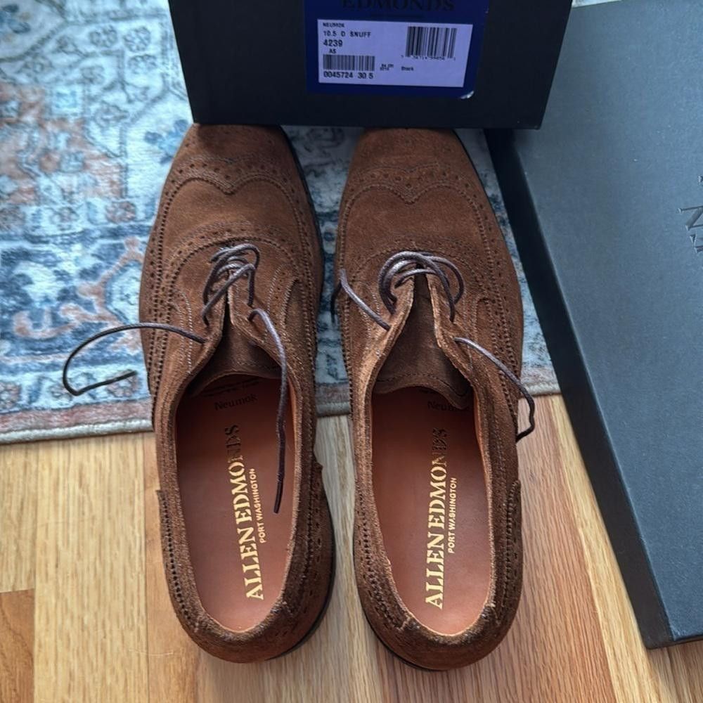 Allen Edmonds Allen Edmonds Neumok Suede Wingtip Oxford size 10.5 Size US 10.5 / EU 43-44 - 2 Thumbnail