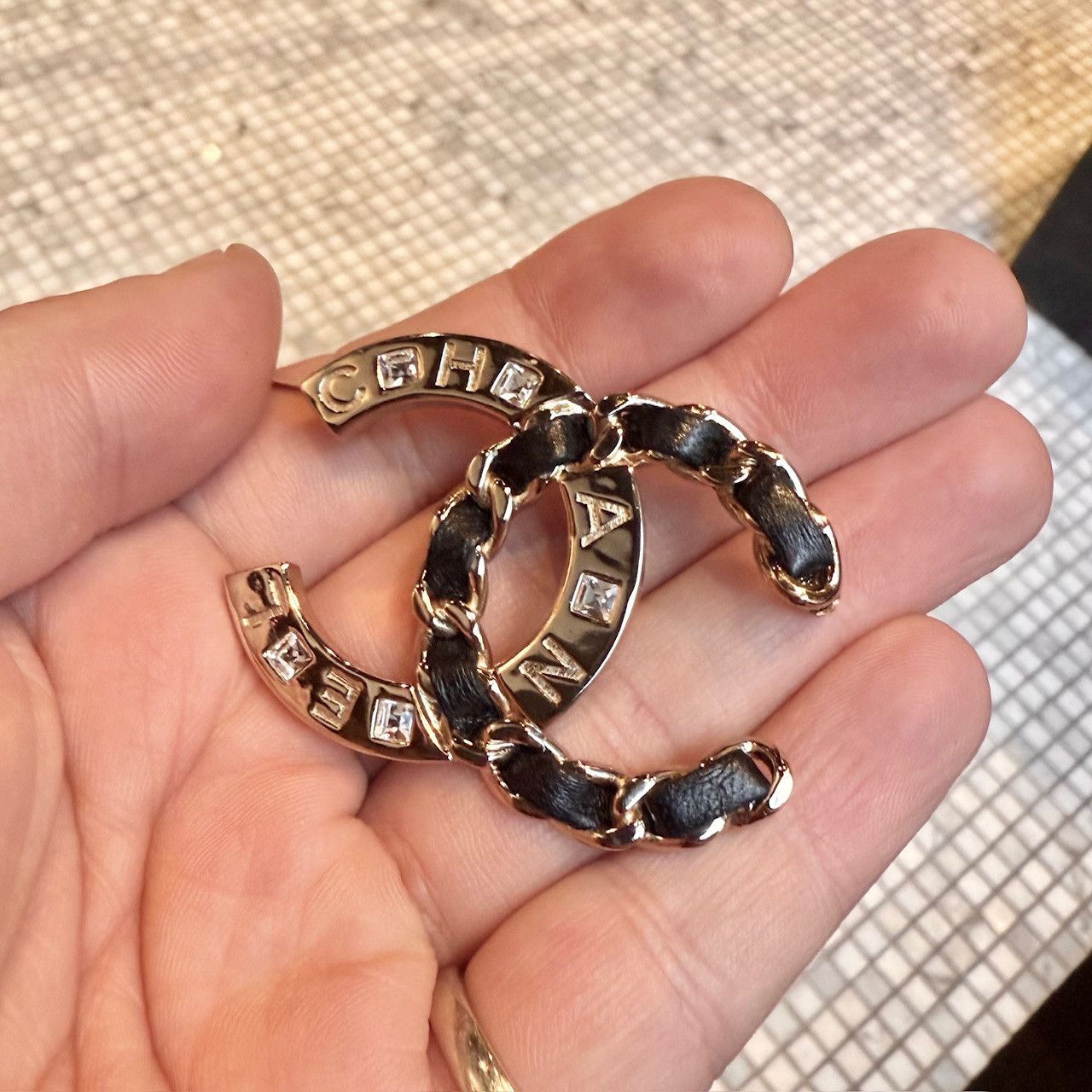 Chanel Chanel 2019 Crystal Chain Logo Gold CC Brooch Size ONE SIZE - 9 Thumbnail