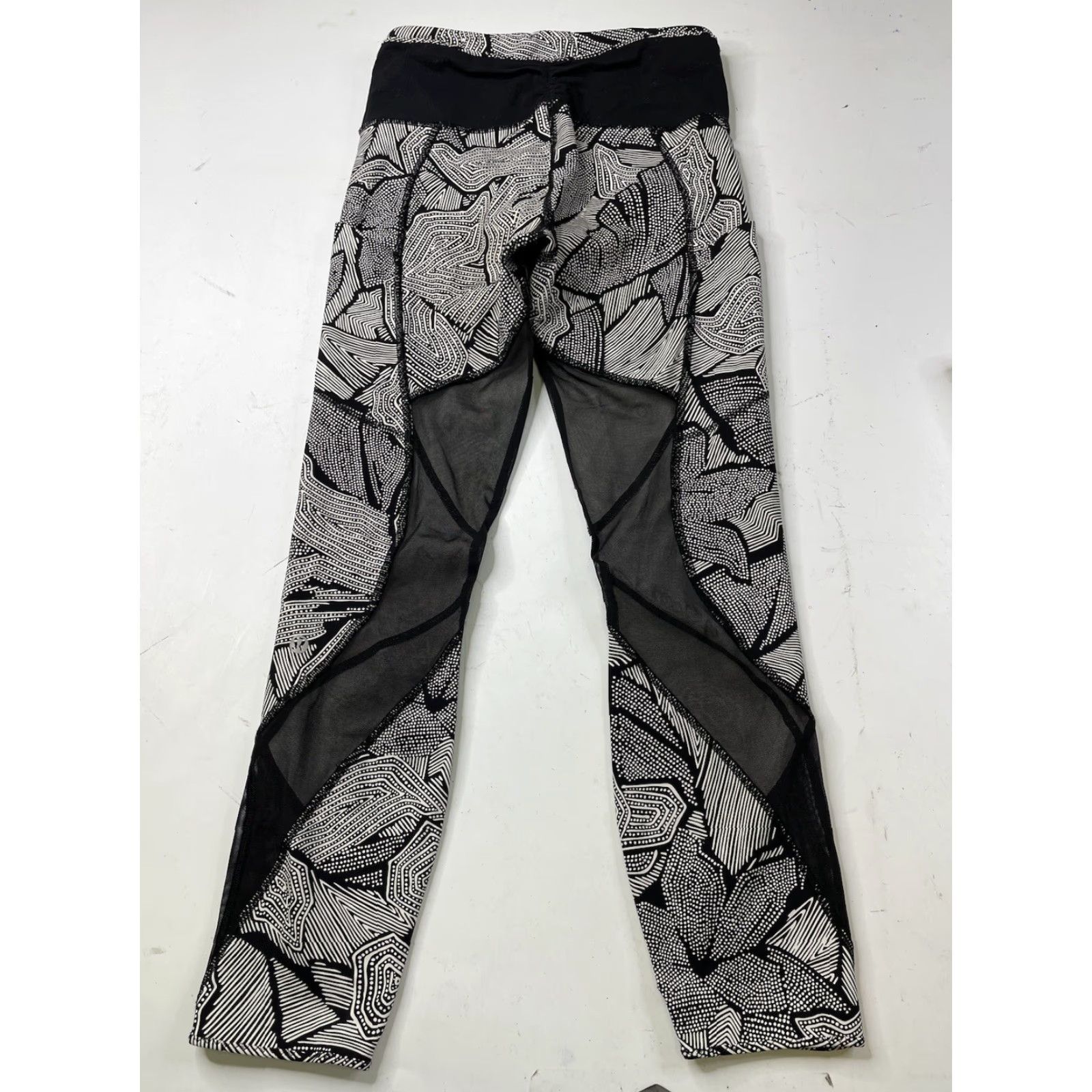 Lululemon Lululemon Womens Leggings Size 4 Goal Crusher 7/8 Tight Dottie Tribe White Black Size 27" / US 4 / IT 40 - 2 Thumbnail