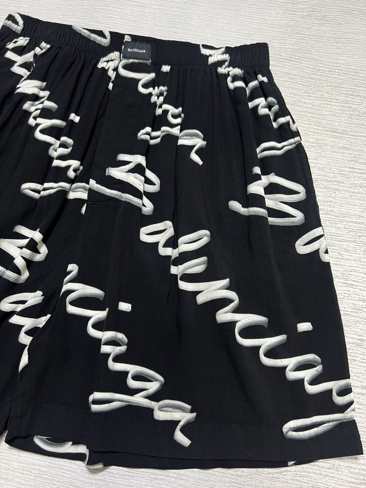 Balenciaga Balenciaga - Scribble Logo Bermuda Shorts Size US 30 / EU 46 - 7 Thumbnail