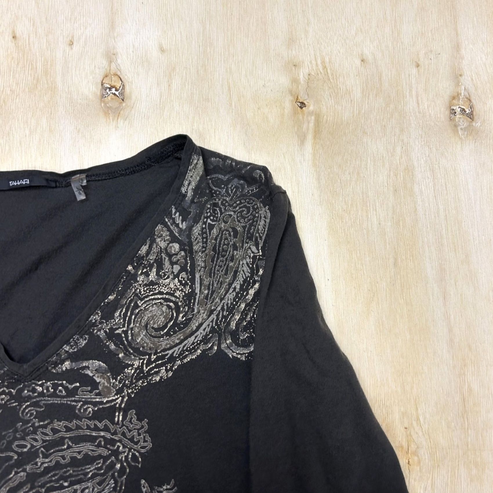 Vintage Tahari Shirt Womens Large Gray Paisley V Neck 3/4 Sleeve Cotton Tee Top Y2K Size L / US 10 / IT 46 - 2 Thumbnail