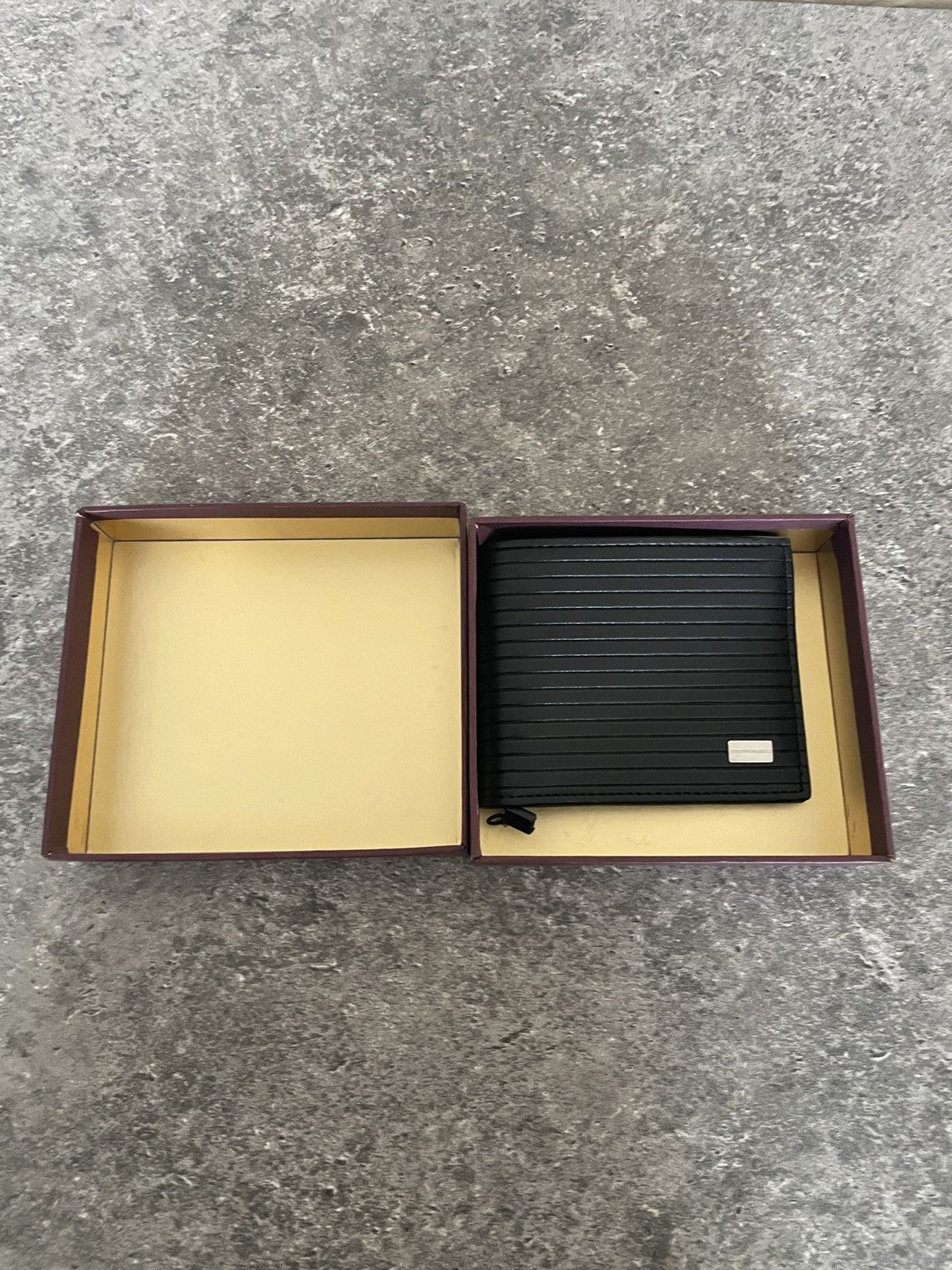 Bruno Magli Textured Leather Bi Fold wallet 195.00 Size ONE SIZE - 2 Thumbnail