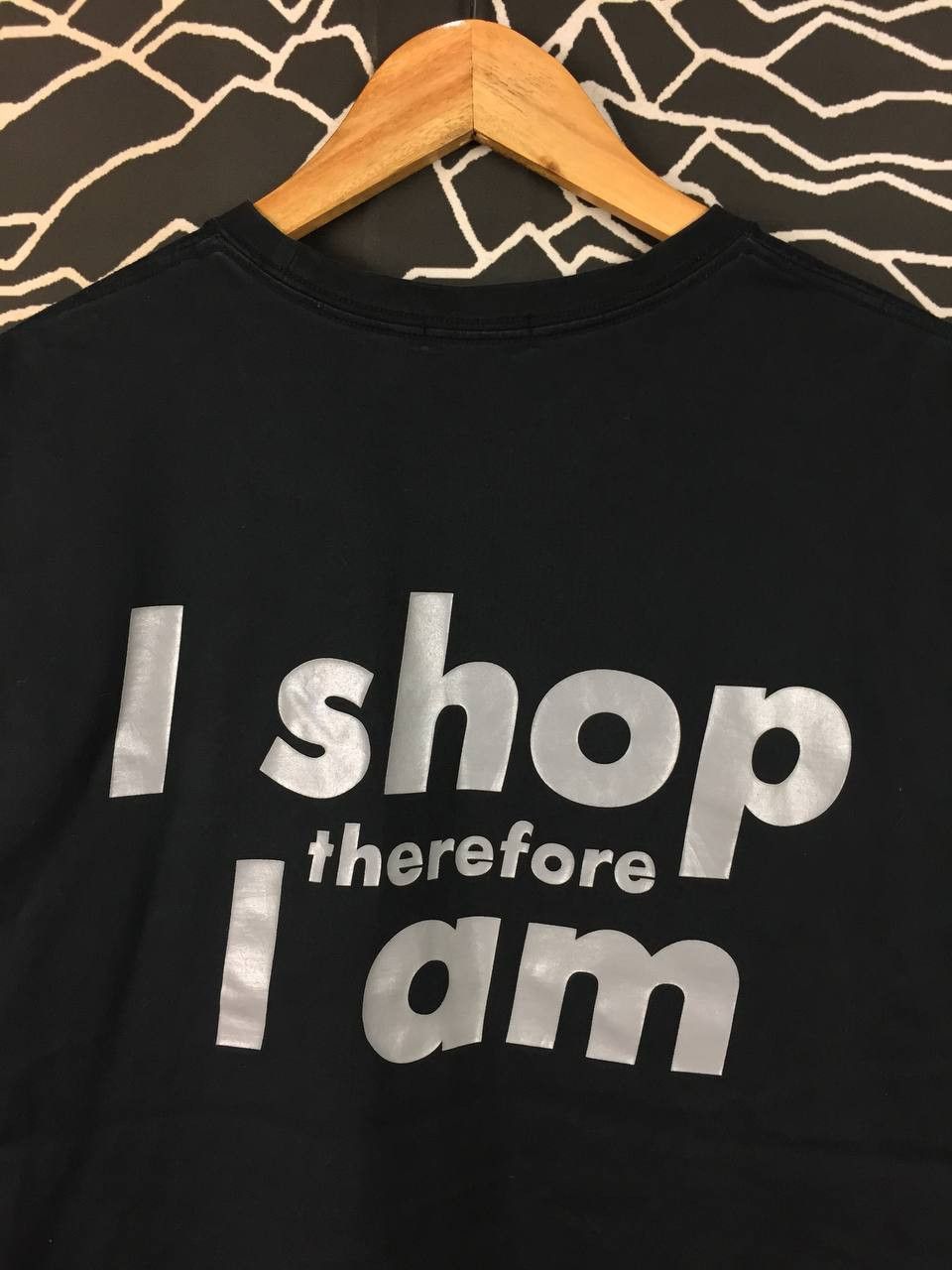 Barbara Kruger Uniqlo Barbara Kruger "I Shop Therefore I am" Art Tee Size US L / EU 52-54 / 3 - 6 Thumbnail